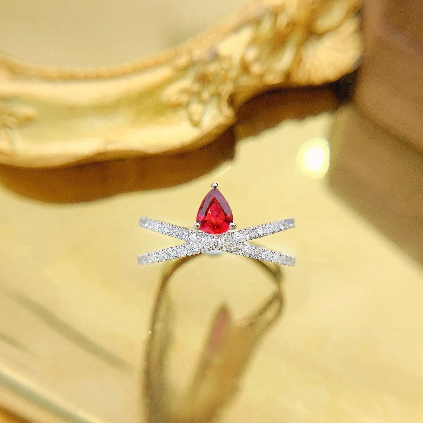 Anillo de oro blanco de 18 quilates con diamantes y rubí talla pera Moderno en venta