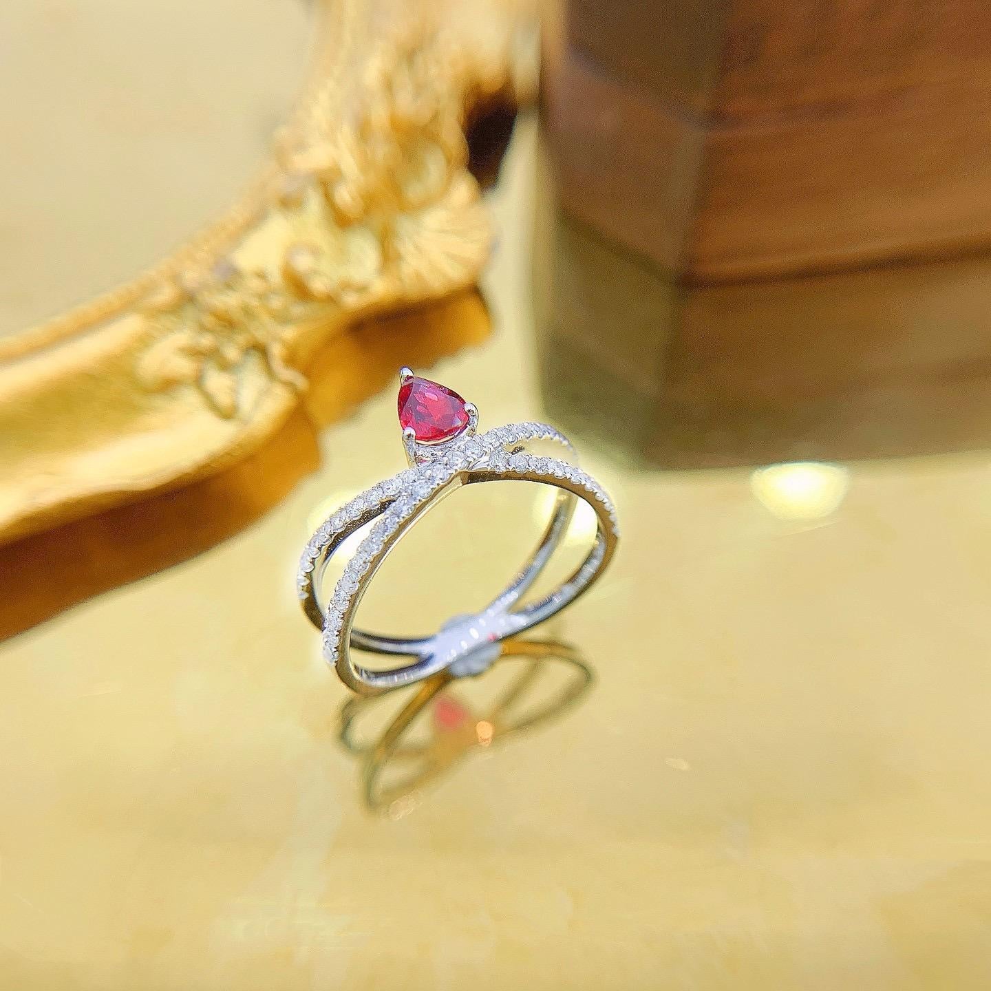 Anillo de oro blanco de 18 quilates con diamantes y rubí talla pera Corte pera en venta
