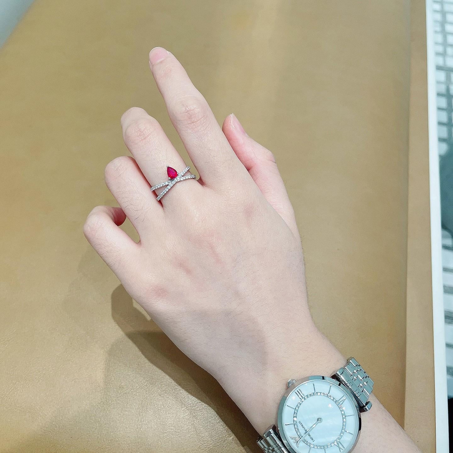 Anillo de oro blanco de 18 quilates con diamantes y rubí talla pera en Nuevo estado para la venta en Kowloon, HK