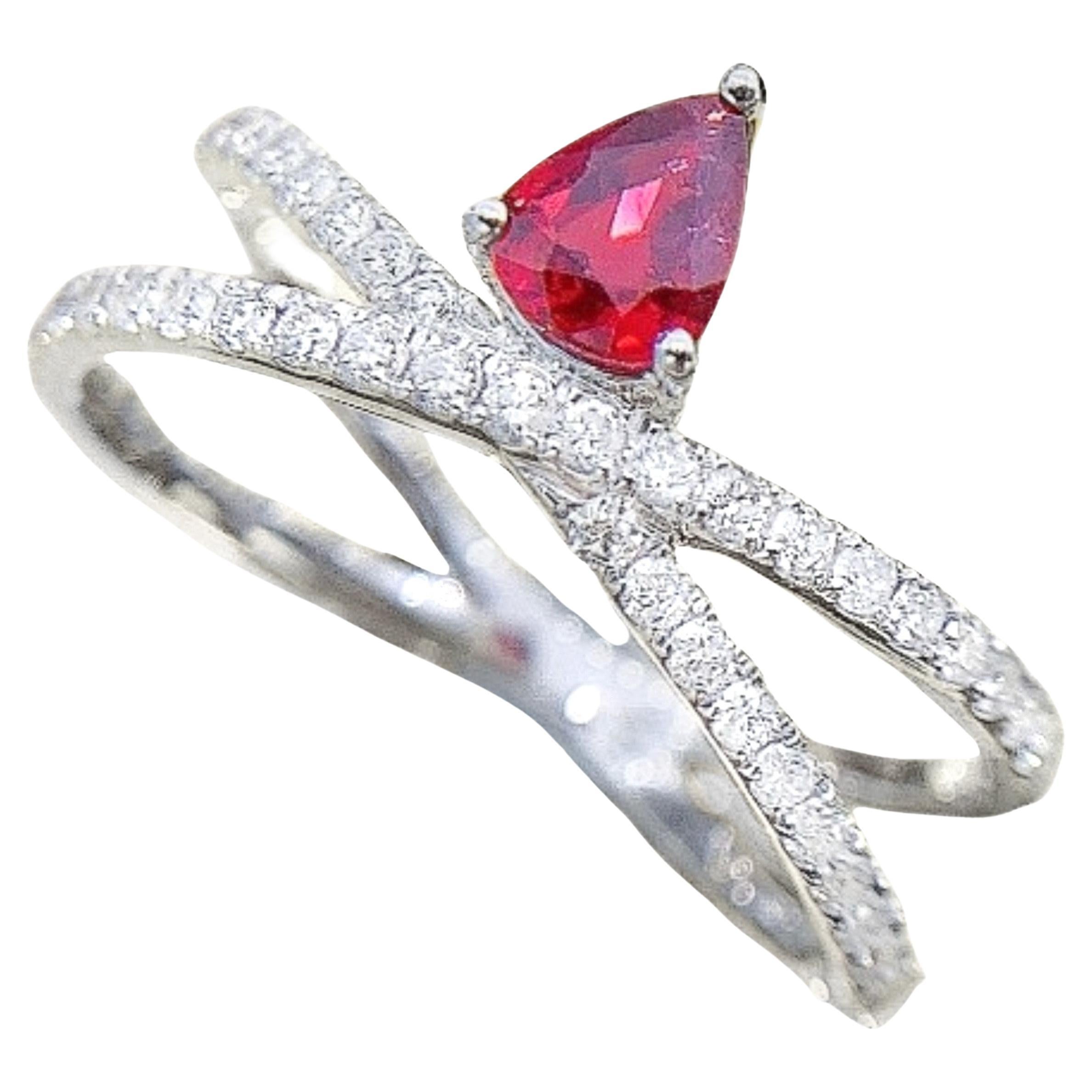 Anillo de oro blanco de 18 quilates con diamantes y rubí talla pera en venta
