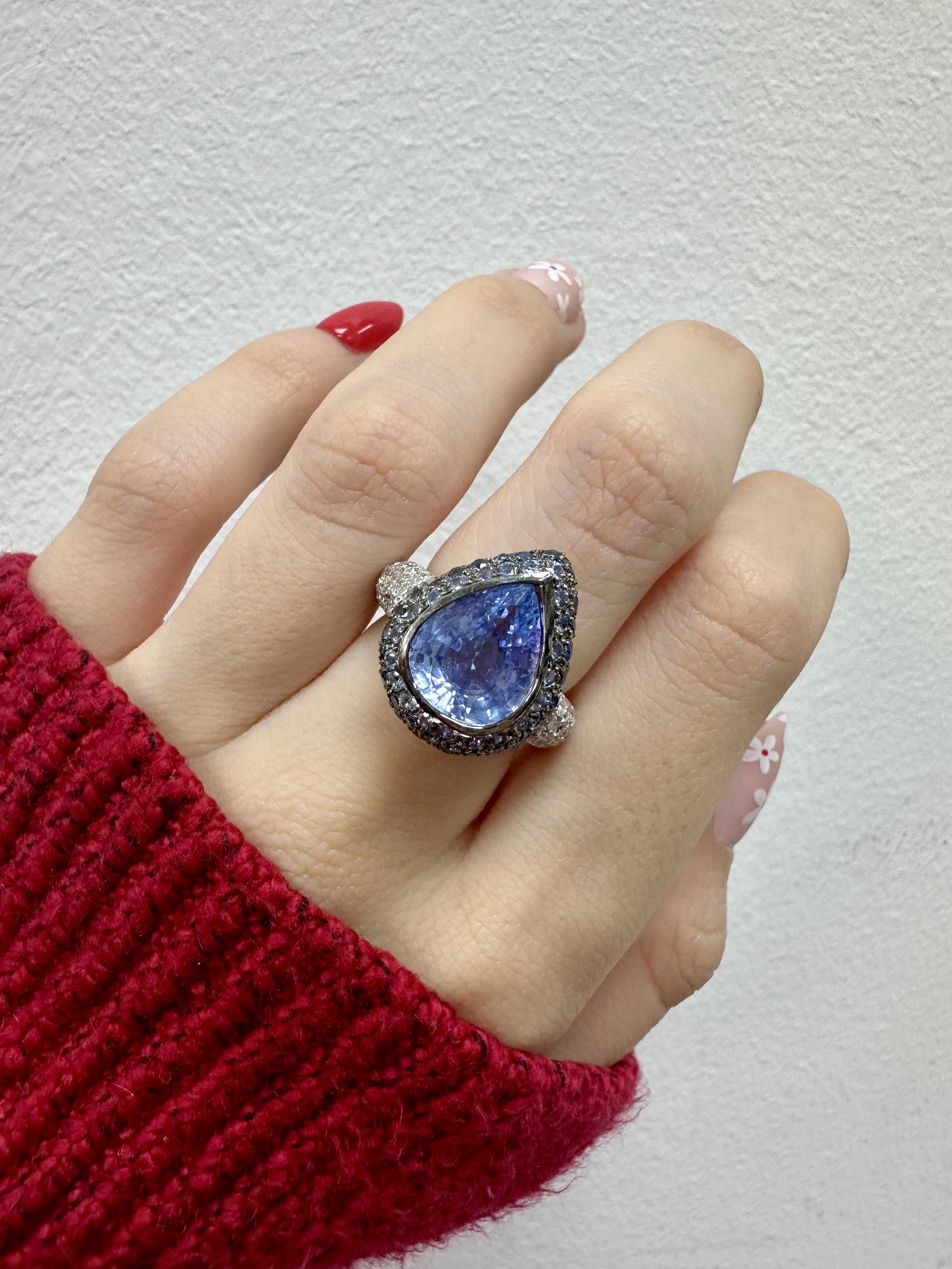 Taille poire Bague en or blanc 18 carats avec saphir taille poire et diamants en vente