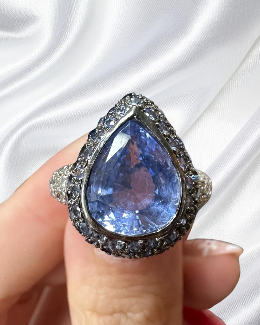 Bague en or blanc 18 carats avec saphir taille poire et diamants Bon état - En vente à New York, NY