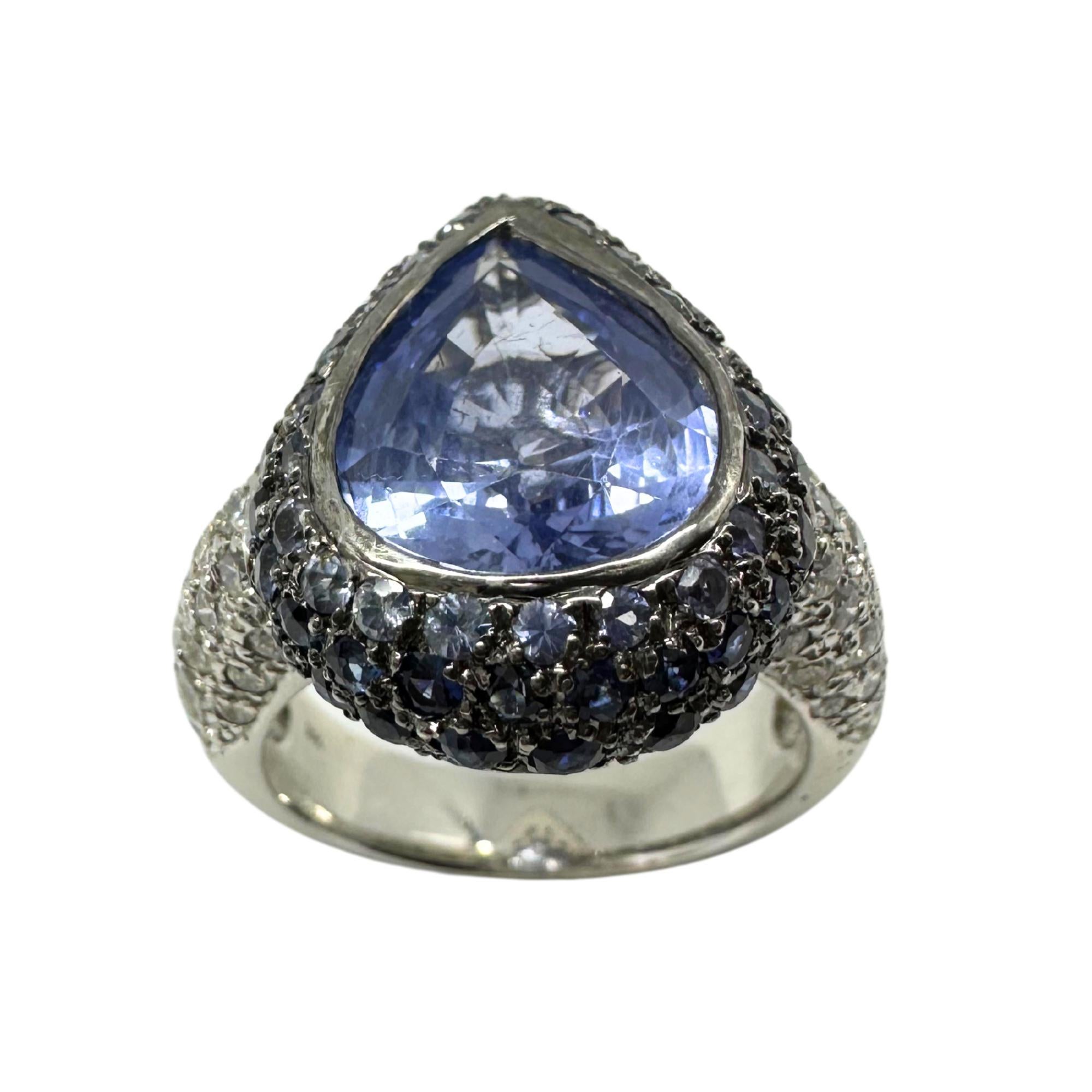 Bague en or blanc 18 carats avec saphir taille poire et diamants Pour femmes en vente