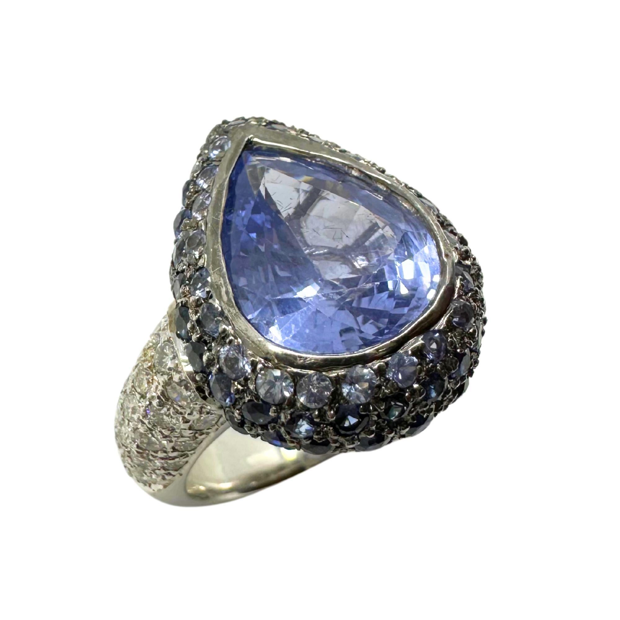 Bague en or blanc 18 carats avec saphir taille poire et diamants en vente 1