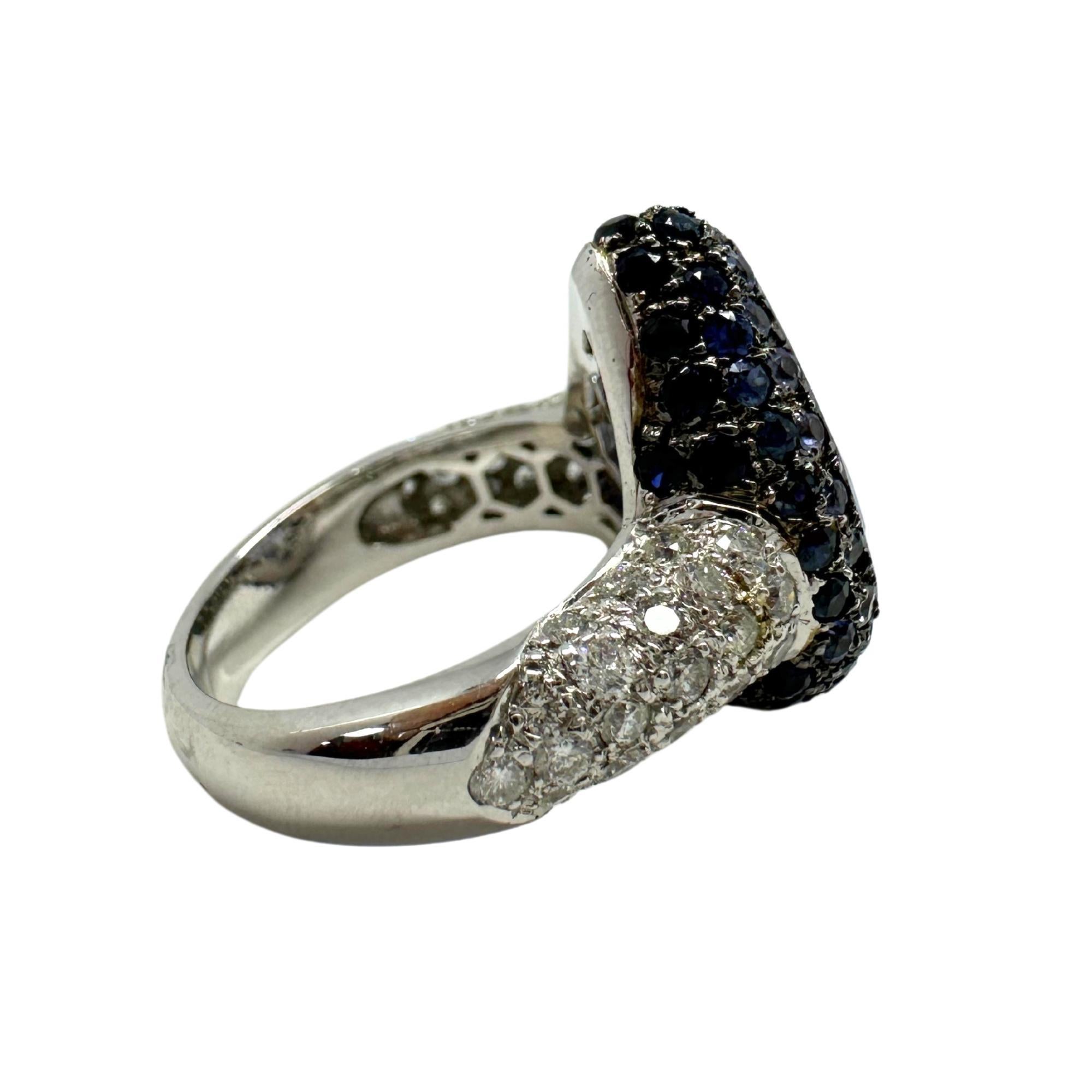 Bague en or blanc 18 carats avec saphir taille poire et diamants en vente 2