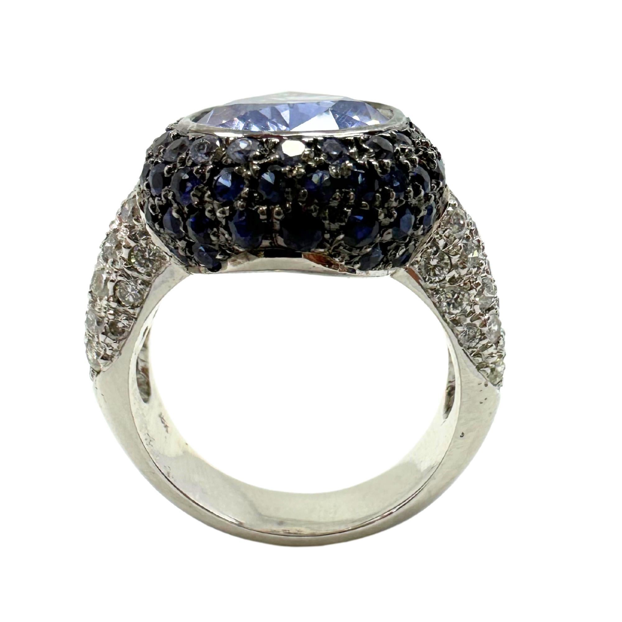 Bague en or blanc 18 carats avec saphir taille poire et diamants en vente 3