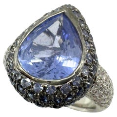 Anillo de oro blanco de 18 quilates con zafiro talla pera y diamantes