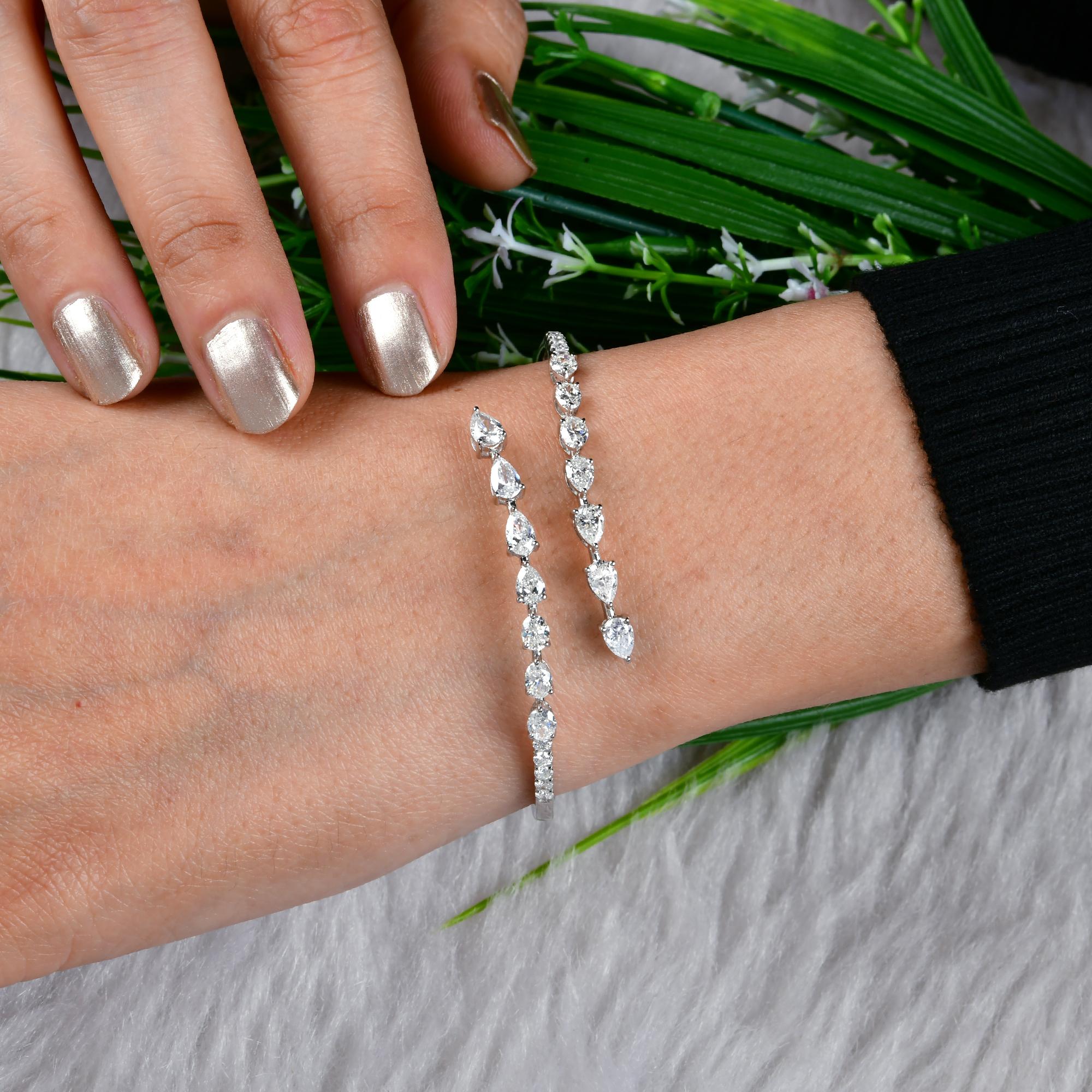Brazalete de oro blanco de 18 quilates con diamantes talla pera SI/H de 3,75 quilates Regalo para mujer 
El diseño presenta dos elegantes filas de diamantes talla pera dispuestas en un brazalete envolvente. 
Los diamantes son un símbolo universal de