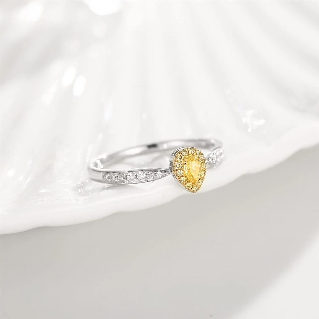 18K White Gold Pear-Cut Yellow Diamond Ring with Diamonds In New Condition For Sale In Kowloon, HK