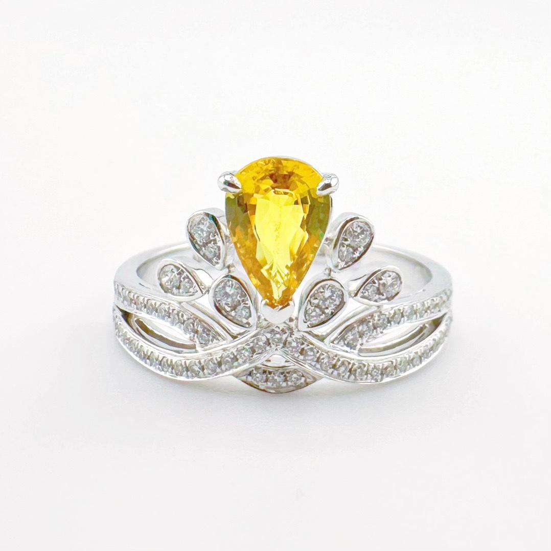 Bague couronne en or blanc 18 carats avec saphir jaune taillé en poire et diamants

1 Saphir jaune - 0,90 CT
Taille poire

Diamants - 0,25 CT
Or 18K - 2.95 GM
