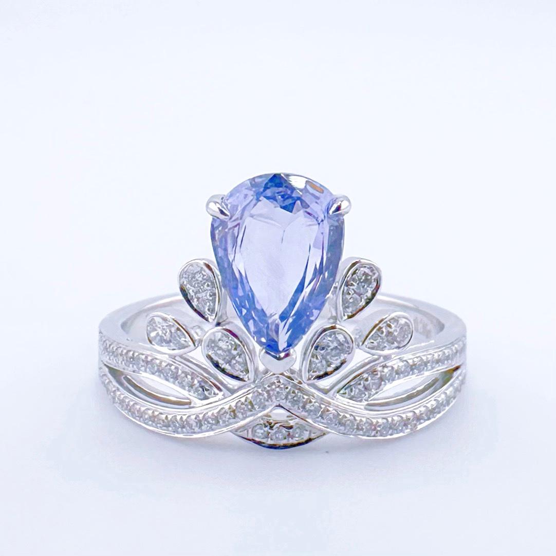 18K White Gold Pear-Cut Yellow Sapphire Crown Ring with Diamonds

1 Pear-Cut Purple Sapphire - 1.44 CT
Diamonds - 0.246 CT

18K Gold - 3.00 GM