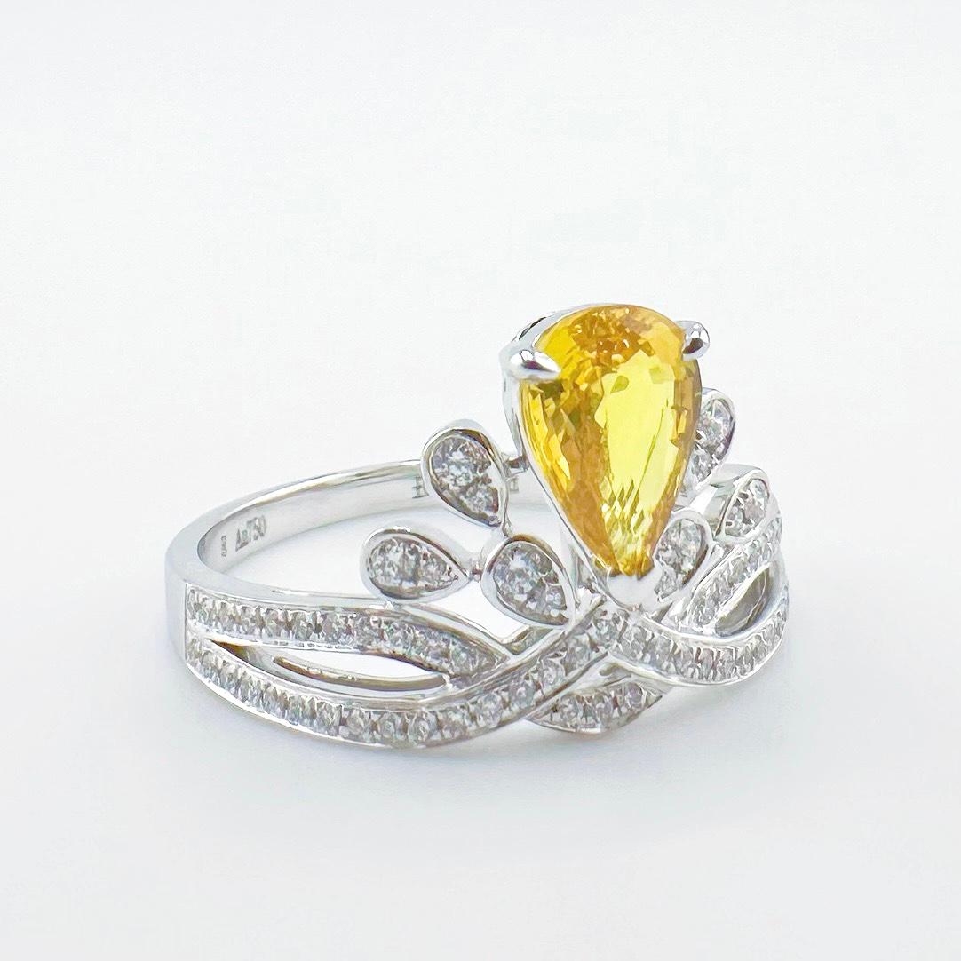 Moderne Bague couronne en or blanc 18 carats avec saphir jaune taillé en poire et diamants en vente