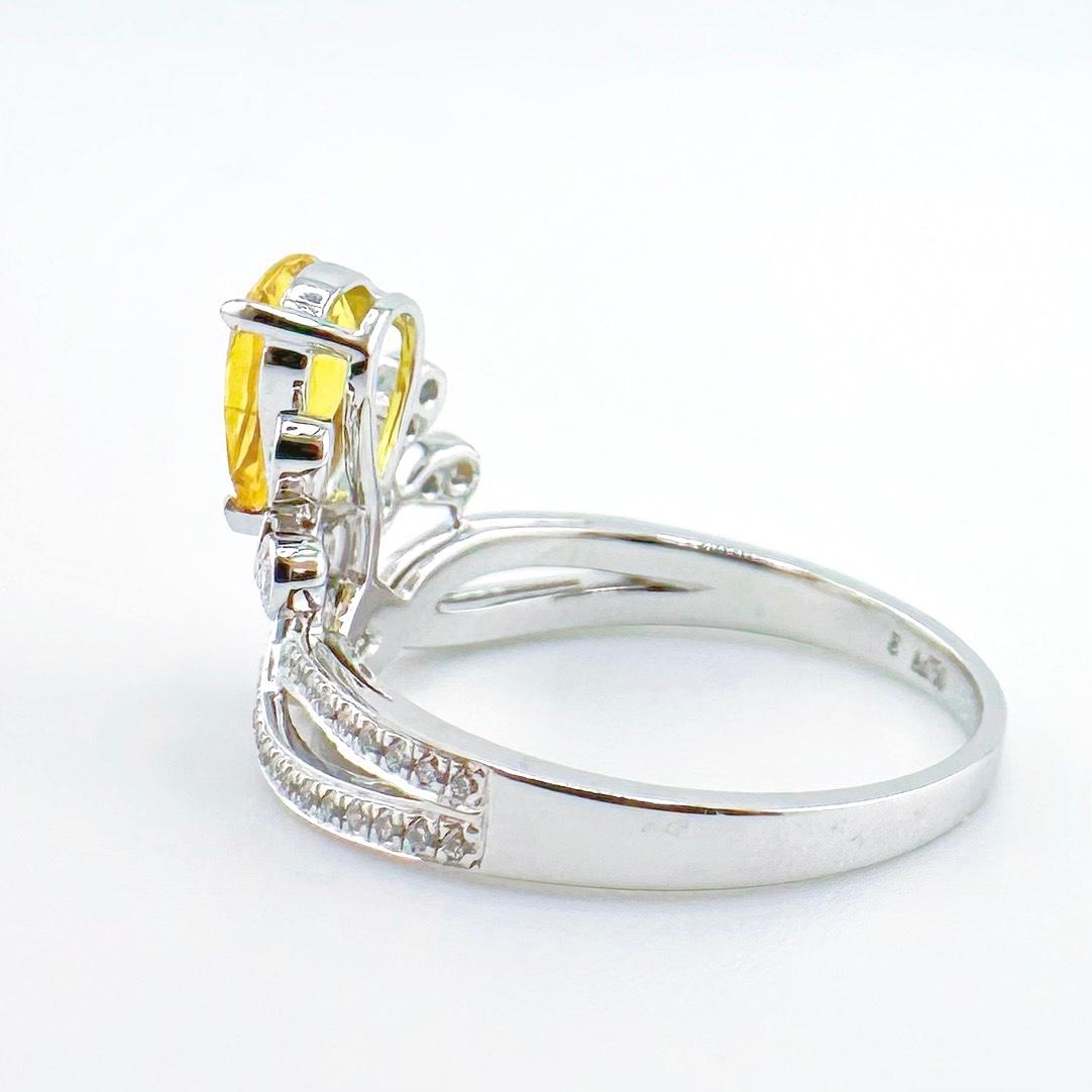 Taille poire Bague couronne en or blanc 18 carats avec saphir jaune taillé en poire et diamants en vente