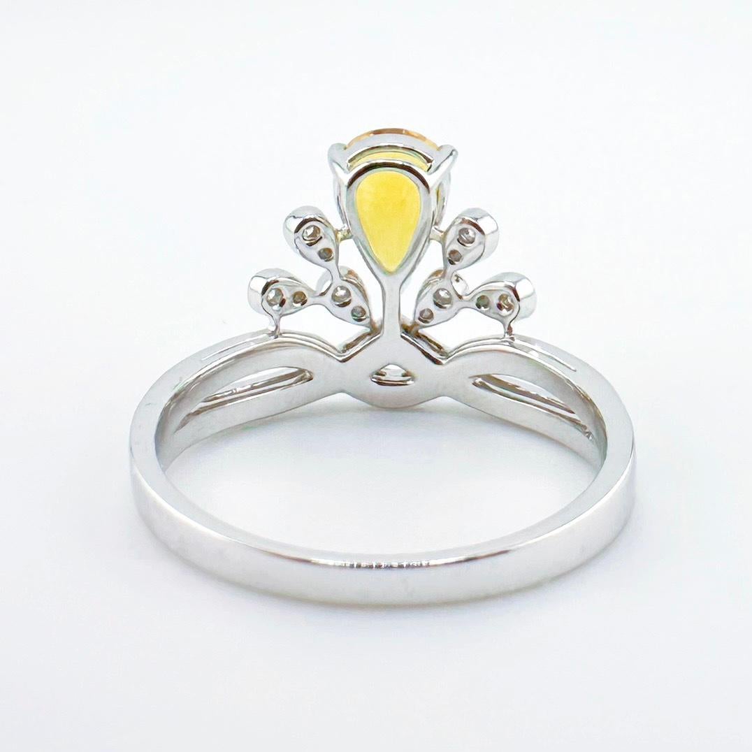 Bague couronne en or blanc 18 carats avec saphir jaune taillé en poire et diamants Neuf - En vente à Kowloon, HK