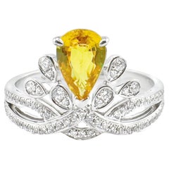 Anillo corona de zafiro amarillo talla pera de oro blanco de 18 quilates con diamantes