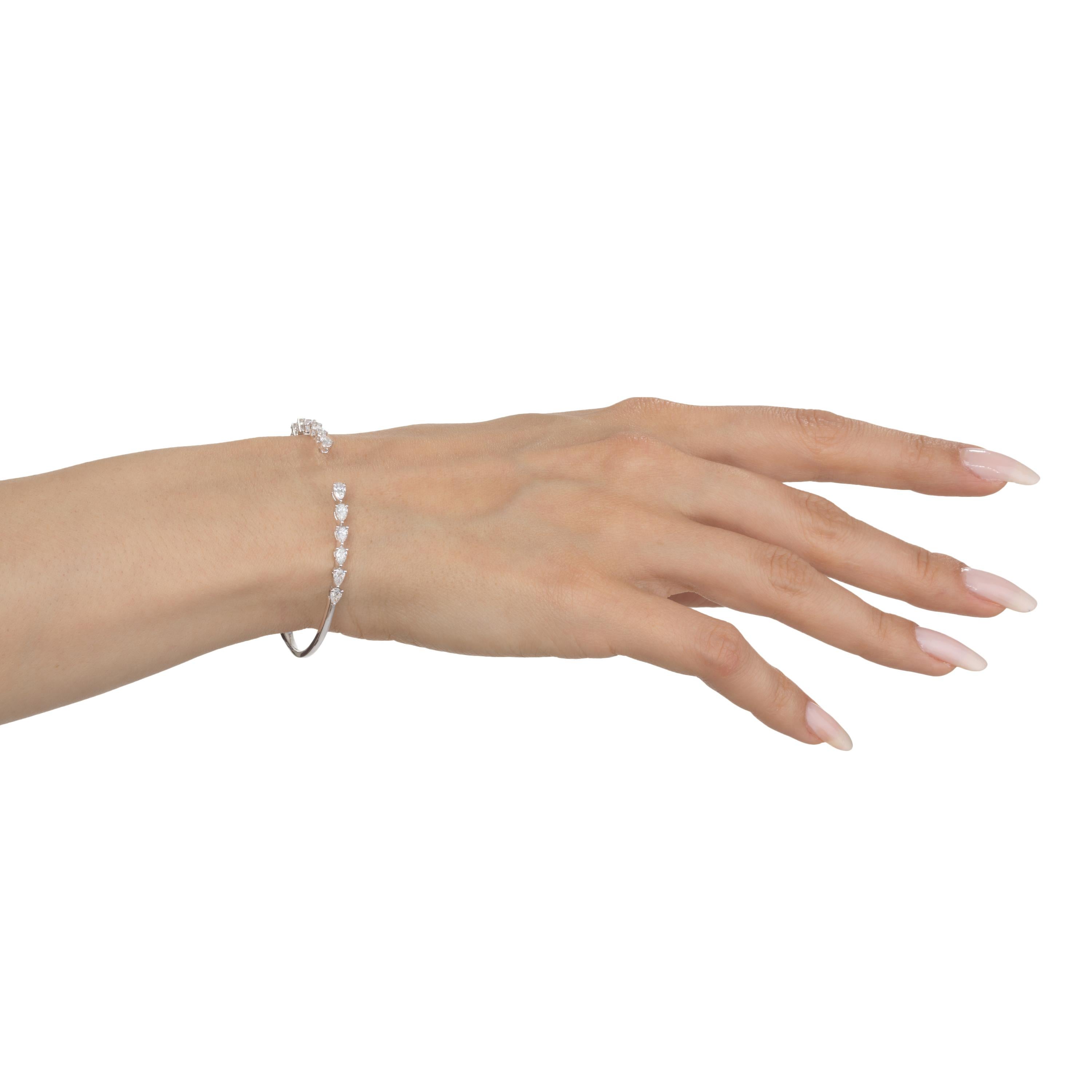 Contemporary 18K White Gold Pear Full Cut White Diamond Bangle Bracelet