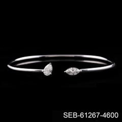 Bracelet ouvert en or blanc 18K avec poire et diamant marquise 0.71 ct