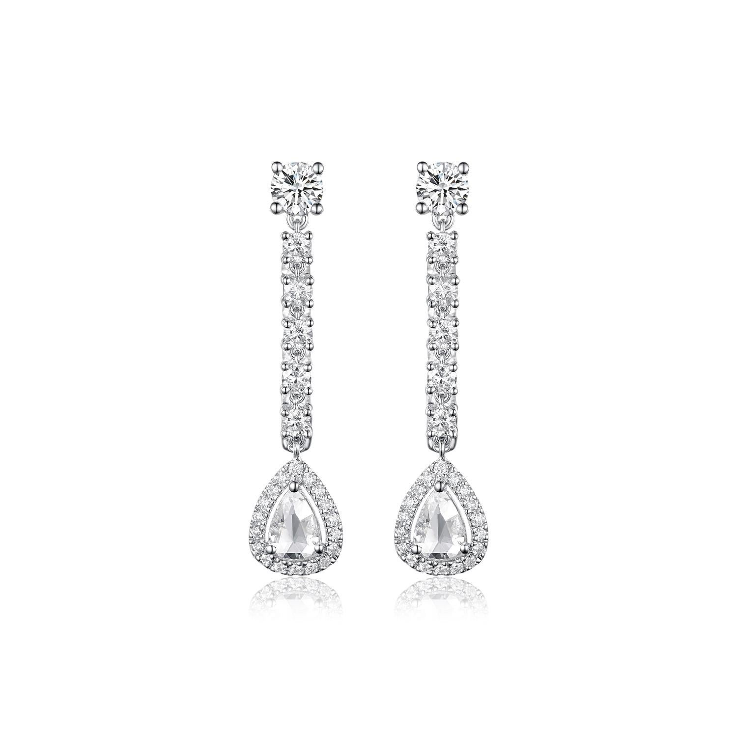 Ces élégantes boucles d'oreilles en forme de goutte d'eau allient l'éclat intemporel au minimalisme moderne. Réalisée en or blanc 18 carats, chaque boucle d'oreille présente deux fines barres - l'une à l'avant et l'autre à l'arrière - serties d'un