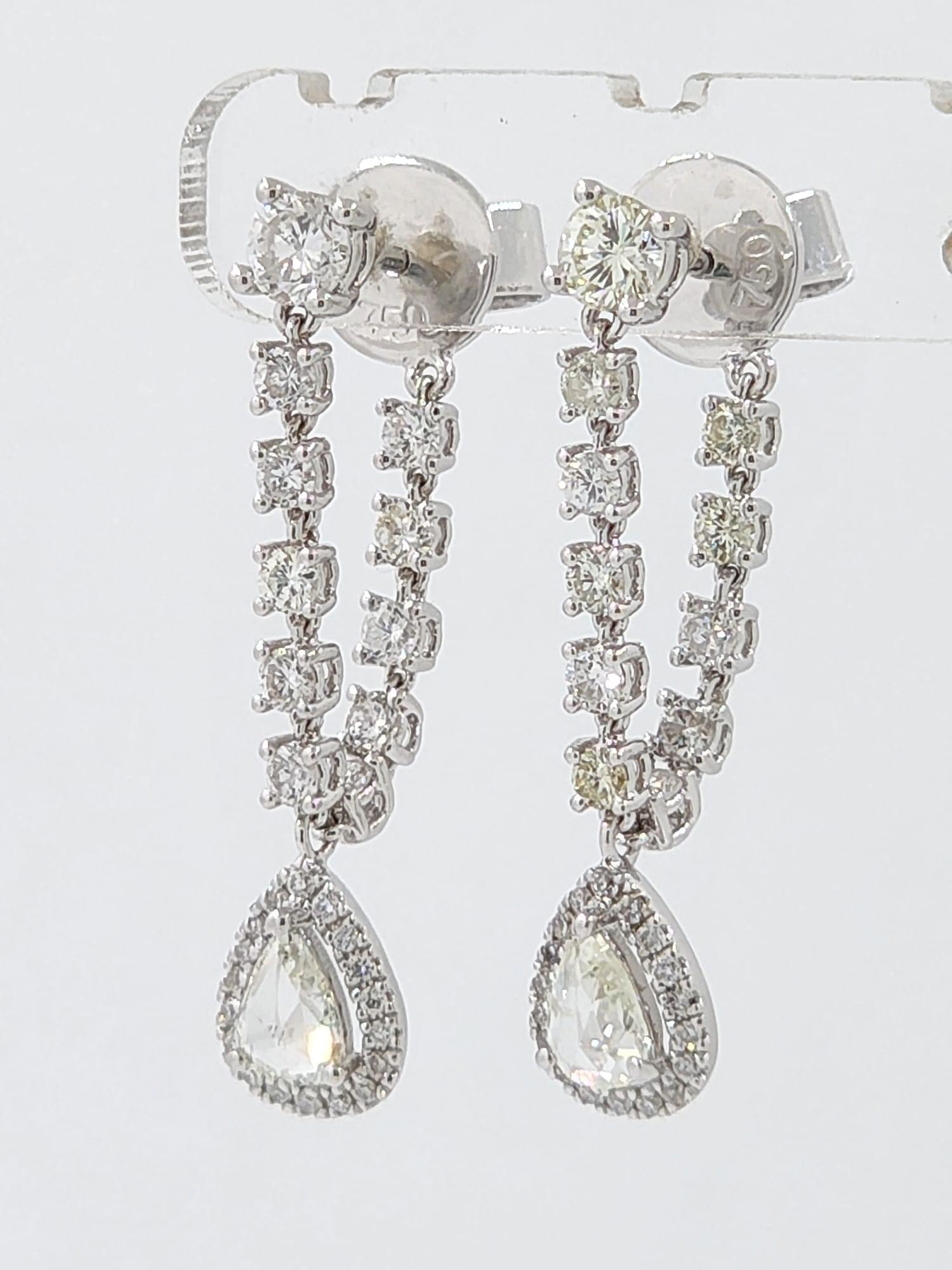 Moderniste Boucles d'oreilles pendantes en or blanc 18K avec diamant poire taillé en rose - 1,02 carats au total en vente