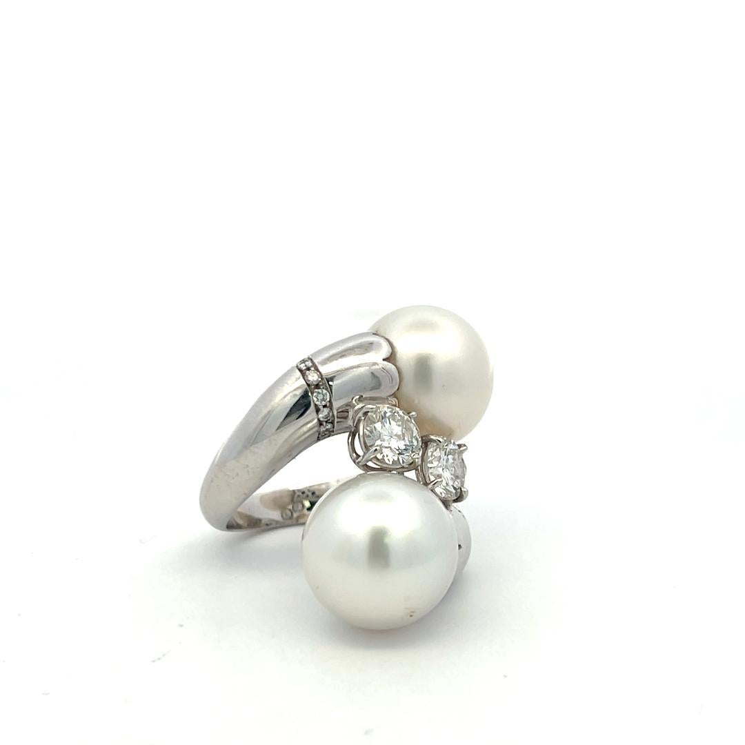 Bague cocktail en or blanc 18K avec perles et diamant bypass de 1,87ct - Taille 5,25 en vente 1