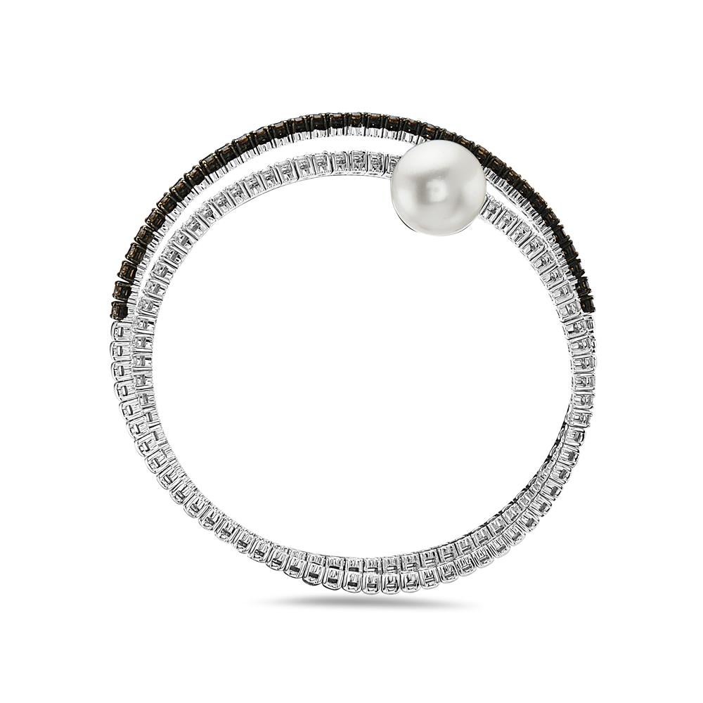 This bangle features 2.66 carats of G VS white diamonds and 2.38 carats of champagne diamonds with a 12.5mm pearl set in 18K white gold. 33g total weight. Made in Italy. 

Viewings available in our NYC showroom by appointment.

