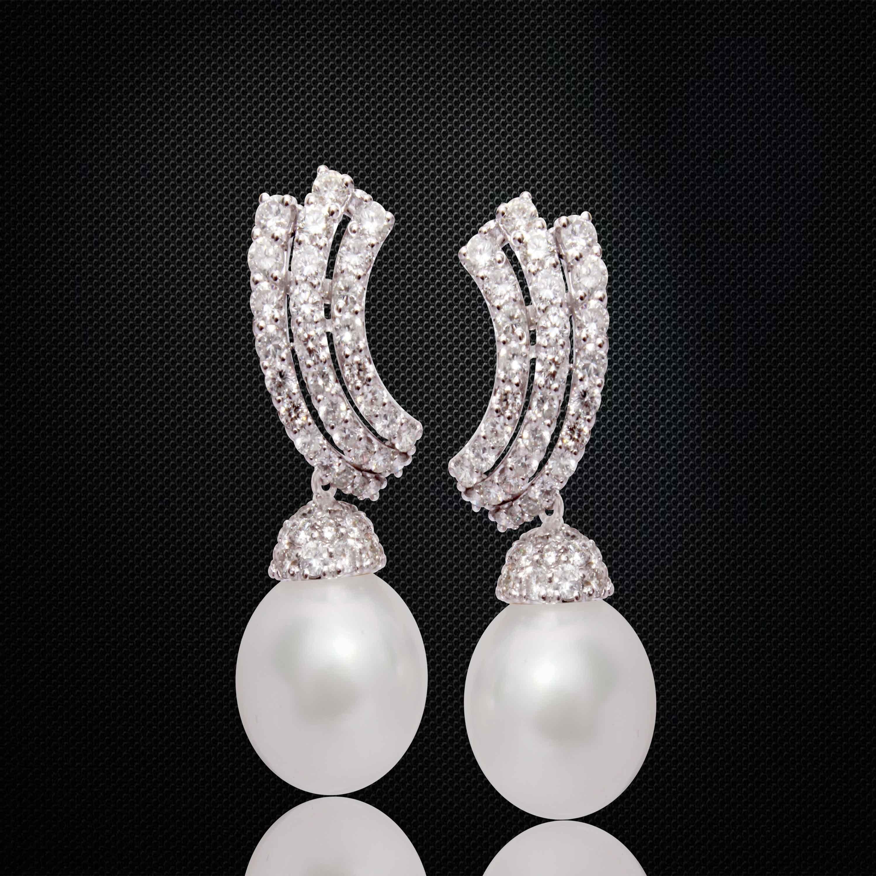 This dazzling Earrings has pair of Pearls with a weight of 39.00 carats, and it has 110 pieces of Round Cut White Diamond that weighs 3.83 carats. The Earrings are made in 18K White gold and weighs approximately 8.084 grams.