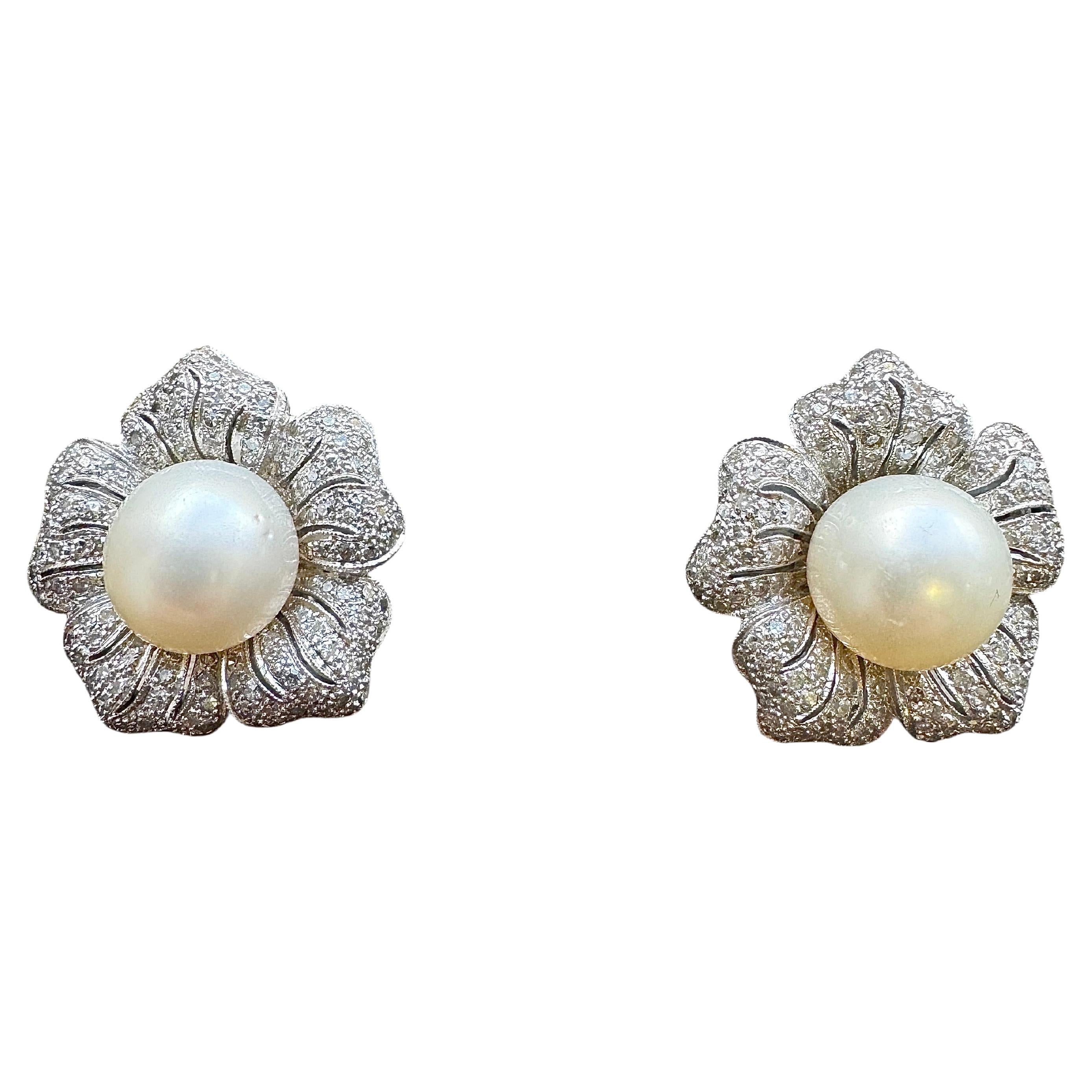 Orecchini floreali con perle e diamanti in oro bianco 18 carati in vendita