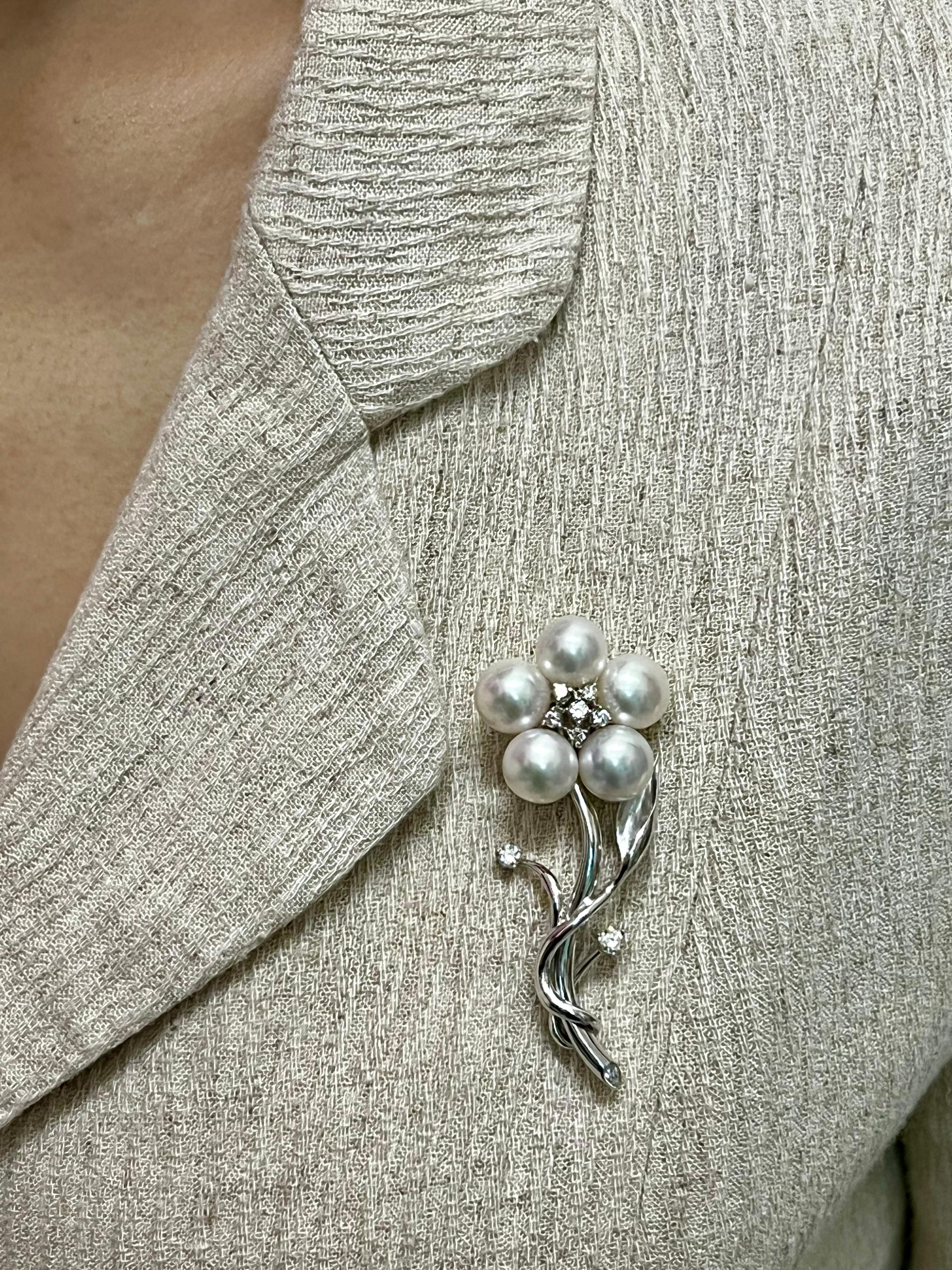 Please check out the HD video. This brooch has a classic flower design. It looks good dressed up or down. The brooch is about 6.5cm x 2.5cm. This brooch is 18k white gold set with 5 freshwater pearls average 10mm each in size. There are 3 larger