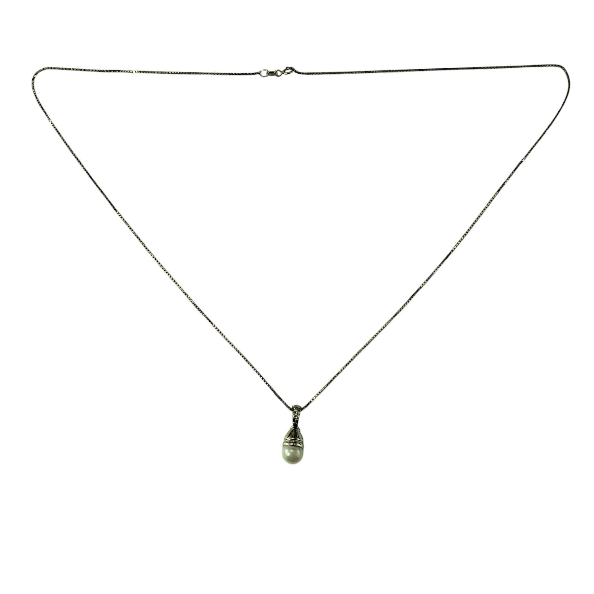 18K White Gold Pearl and Diamond Pendant Necklace

This elegant 18K white gold pendant features a lustrous 7 mm white pearl accented with three round brilliant cut diamonds, creating a classic and sophisticated piece. Suspends from a classic box