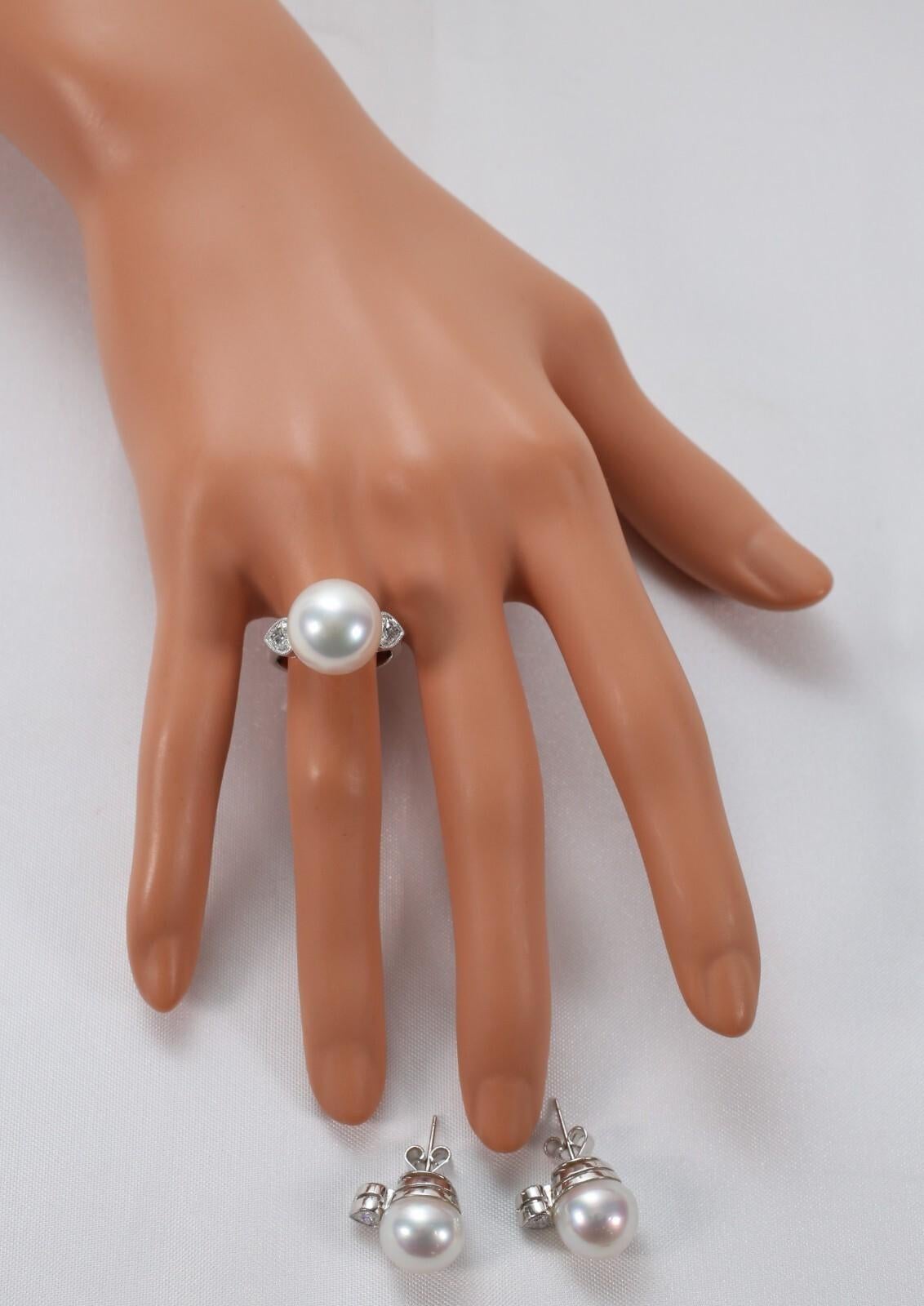 Dieses elegante Set aus 18 Karat Weißgold besteht aus einem wunderschön aufeinander abgestimmten Ring und einem Paar Ohrringe, die jeweils mit leuchtenden weißen Perlen von außergewöhnlichem Glanz geschmückt sind. Die Perlen sind auf einer glatten,
