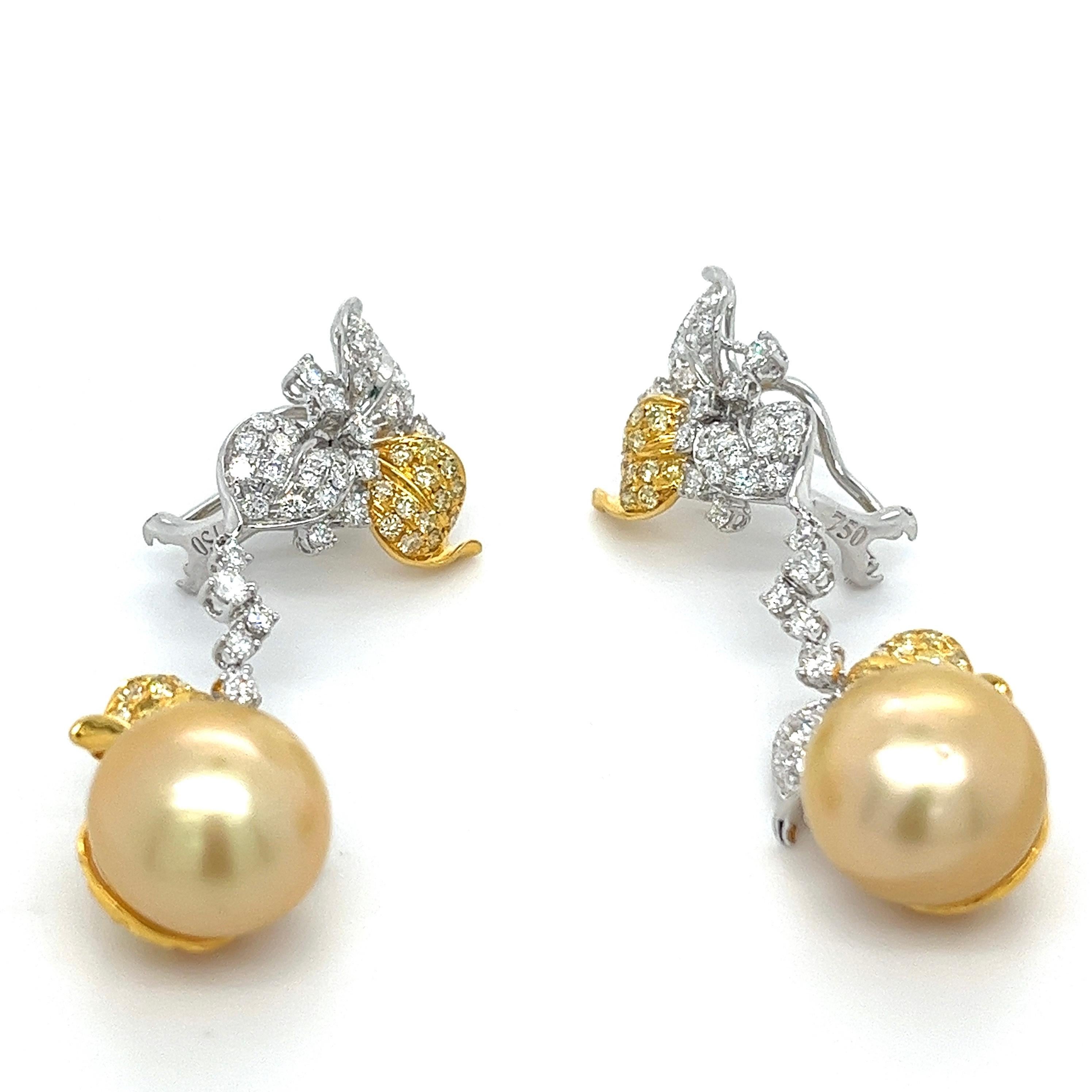 Taille ronde Boucles d'oreilles pendantes en or blanc 18K avec perles et diamants en vente