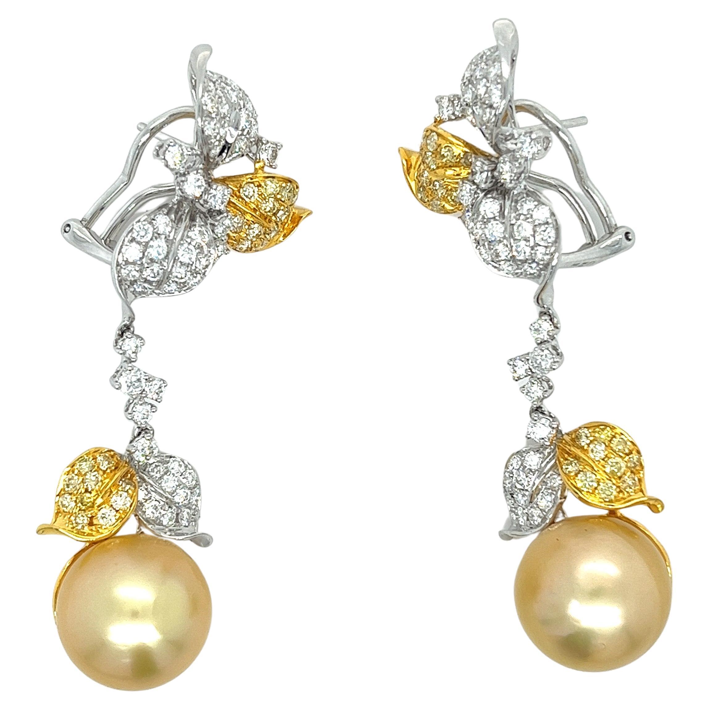 Boucles d'oreilles pendantes en or blanc 18K avec perles et diamants