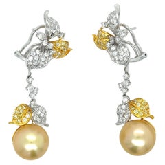 Boucles d'oreilles pendantes en or blanc 18K avec perles et diamants