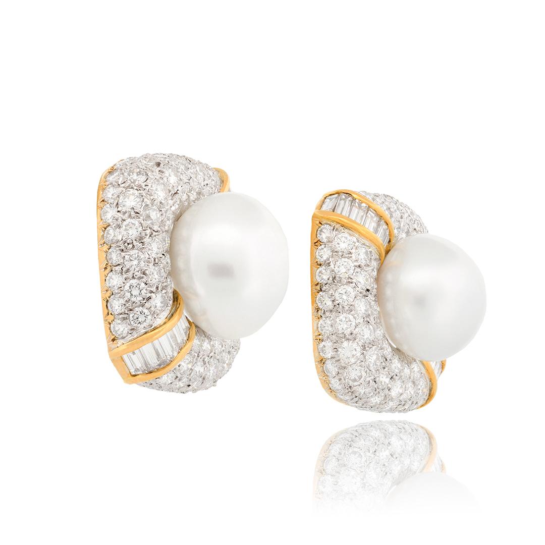 18k White Gold Pearl & Diamond Stud Earrings In Excellent Condition For Sale In Dallas, TX