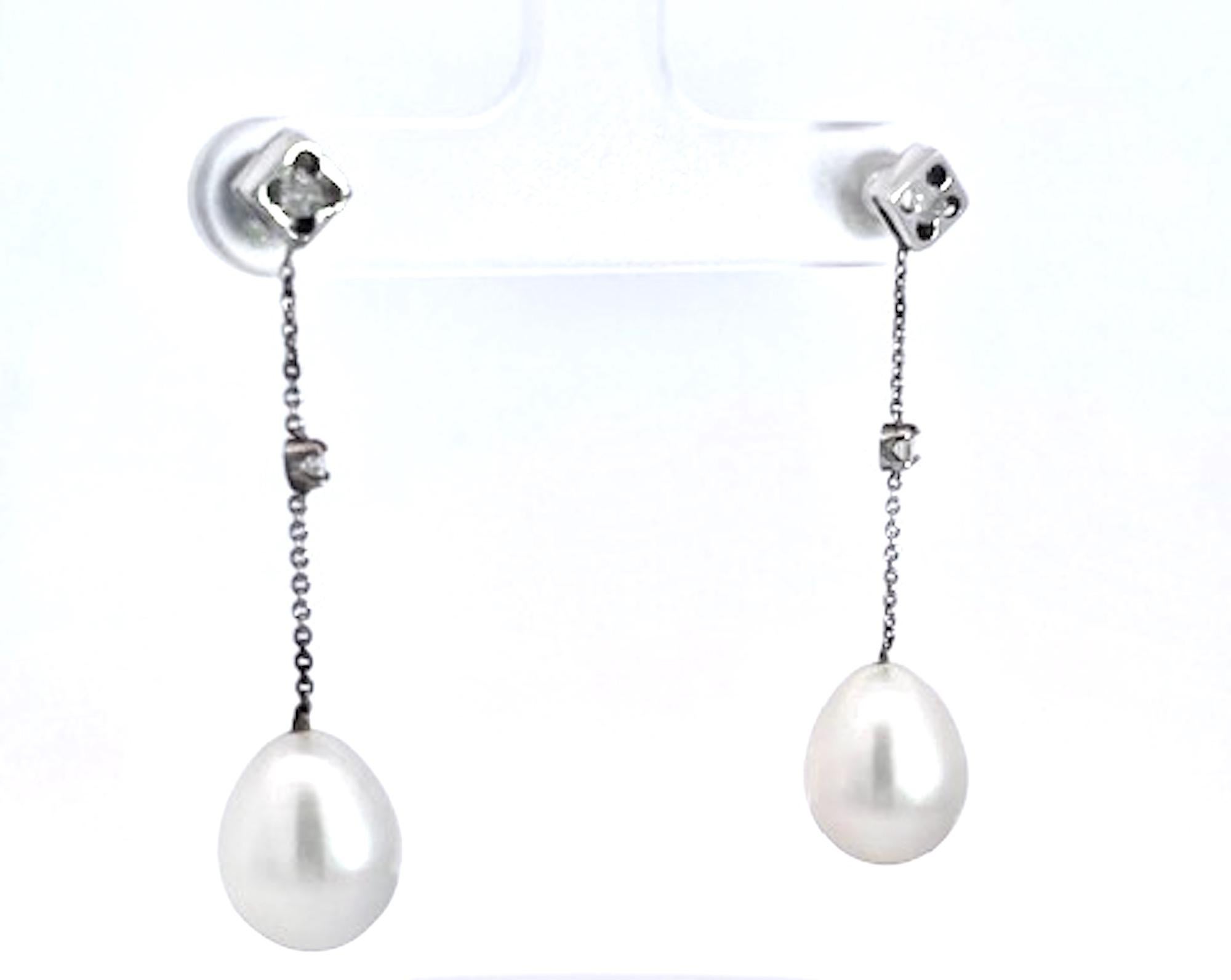 Questi orecchini di perle sono semplici, ma a volte è proprio quello che ci vuole.  Questi orecchini provengono dal Regno Unito e sono pronti da indossare.  Sono lunghi 1,5