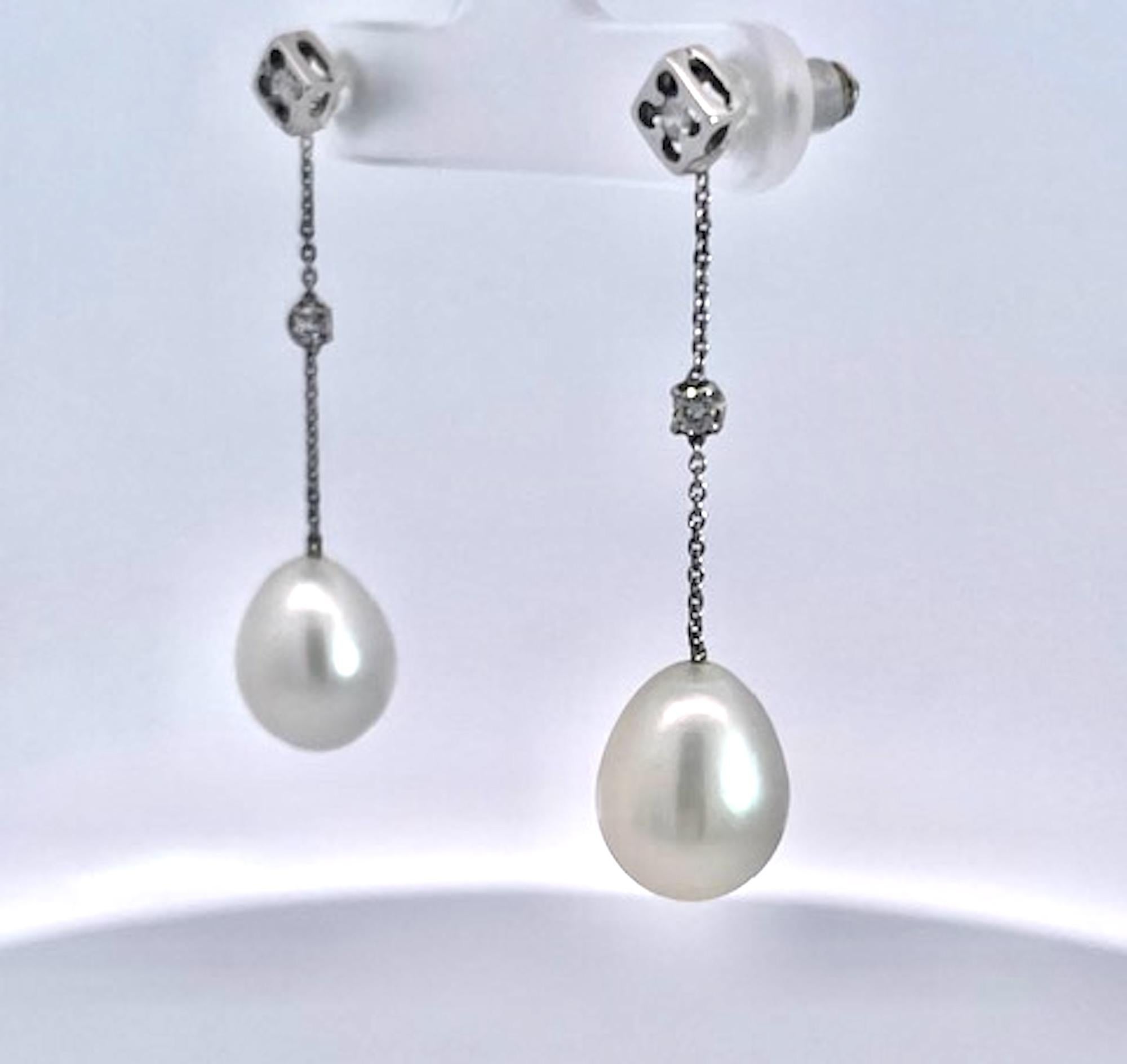 Moderno Orecchini a goccia con perle in oro bianco 18 carati in vendita