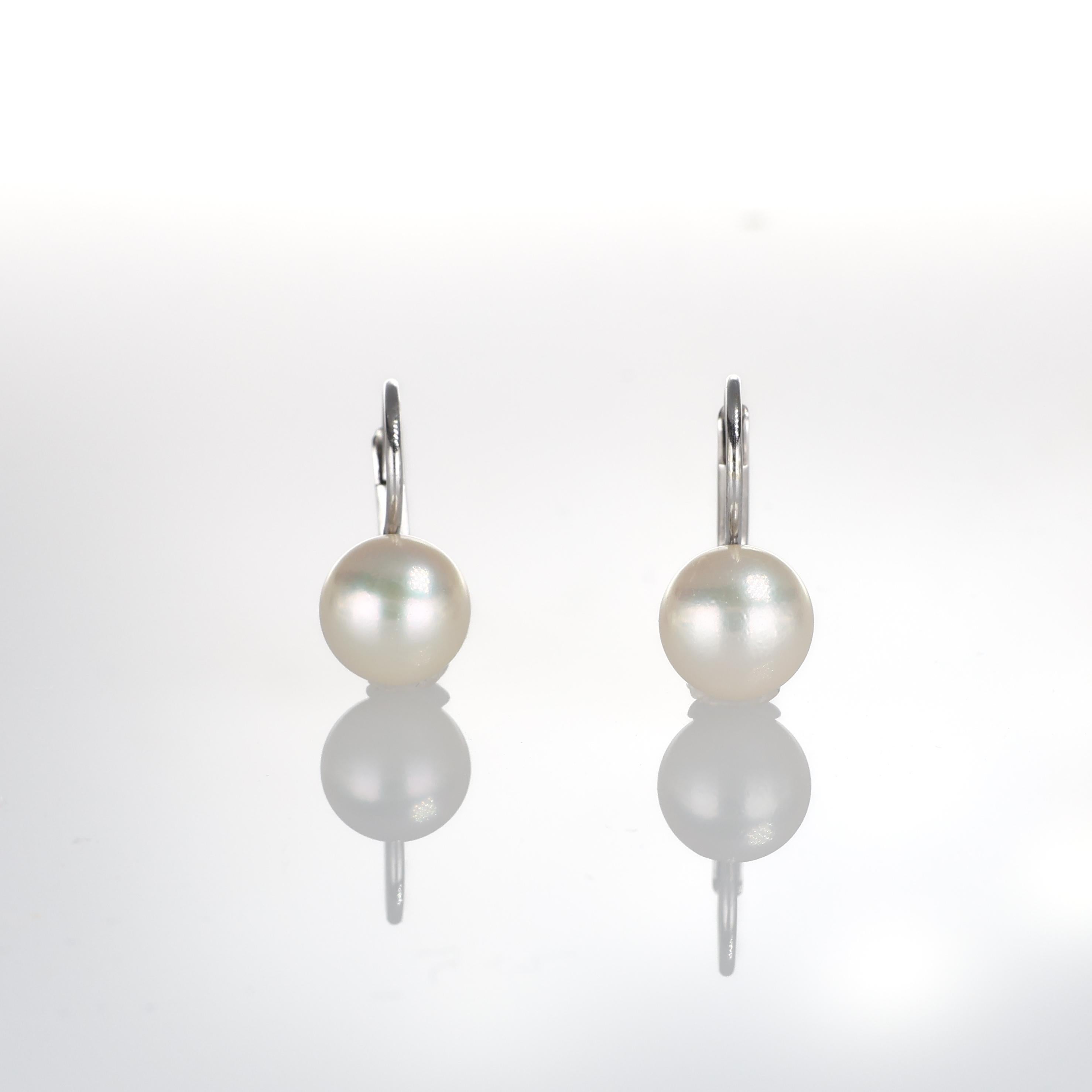 Espressione di eleganza senza tempo, questi orecchini in oro bianco 18 carati presentano perle naturali luminose in un raffinato design a goccia. Il tono freddo dell'oro bianco completa la morbida luminosità delle perle, rendendole un'aggiunta