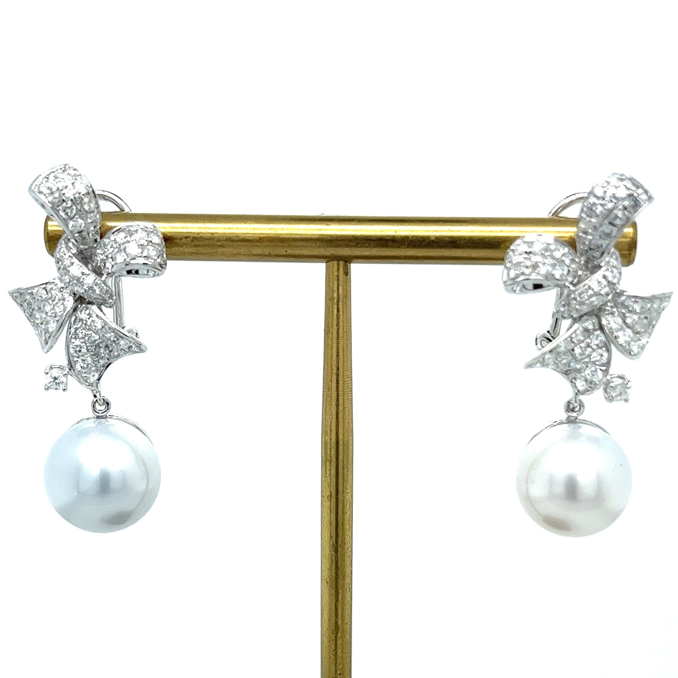 Moderno Orecchini a goccia di perle in oro bianco 18K con diamanti in vendita