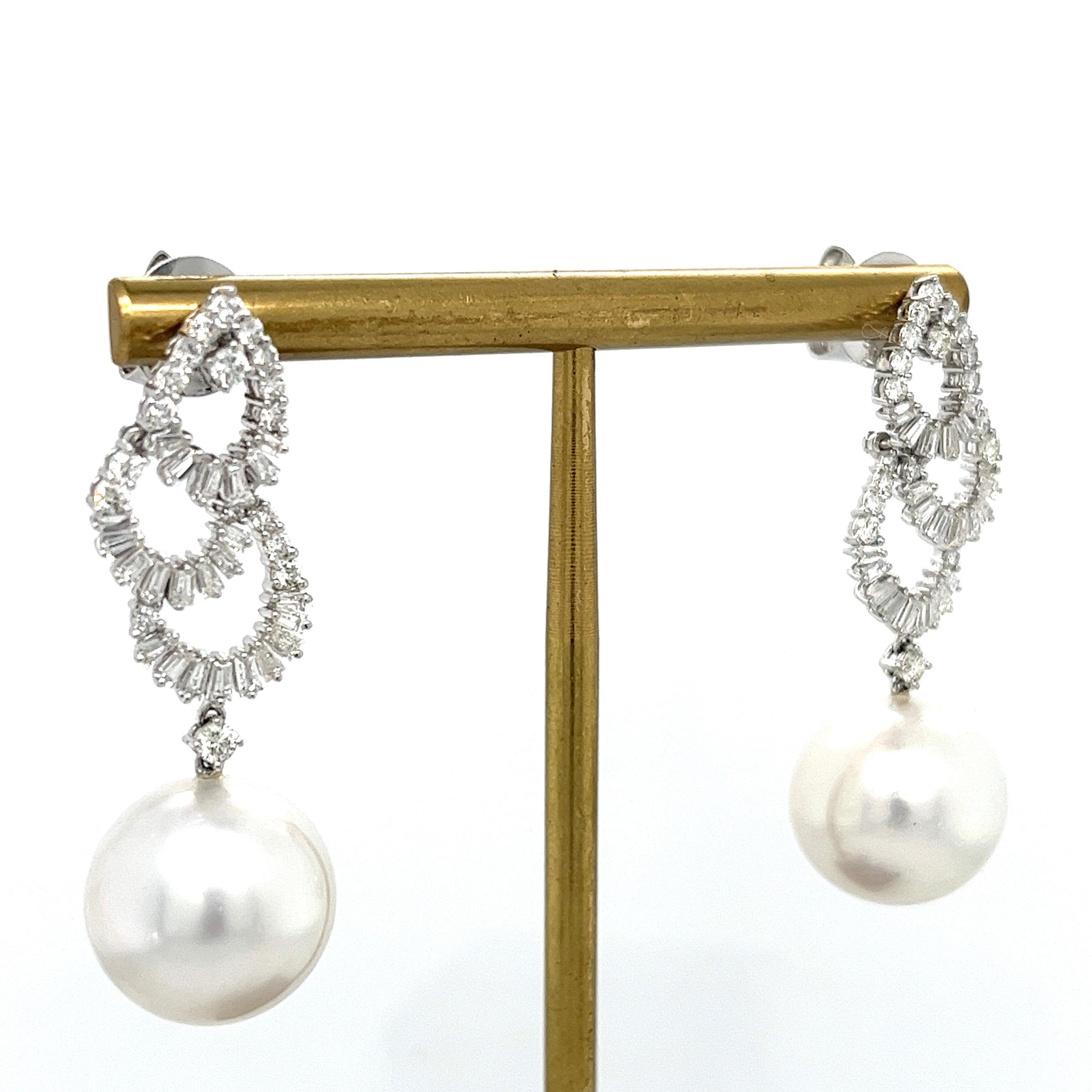 18K White Gold Pearl Drop Earrings with Diamonds In New Condition For Sale In Hong Kong, HK