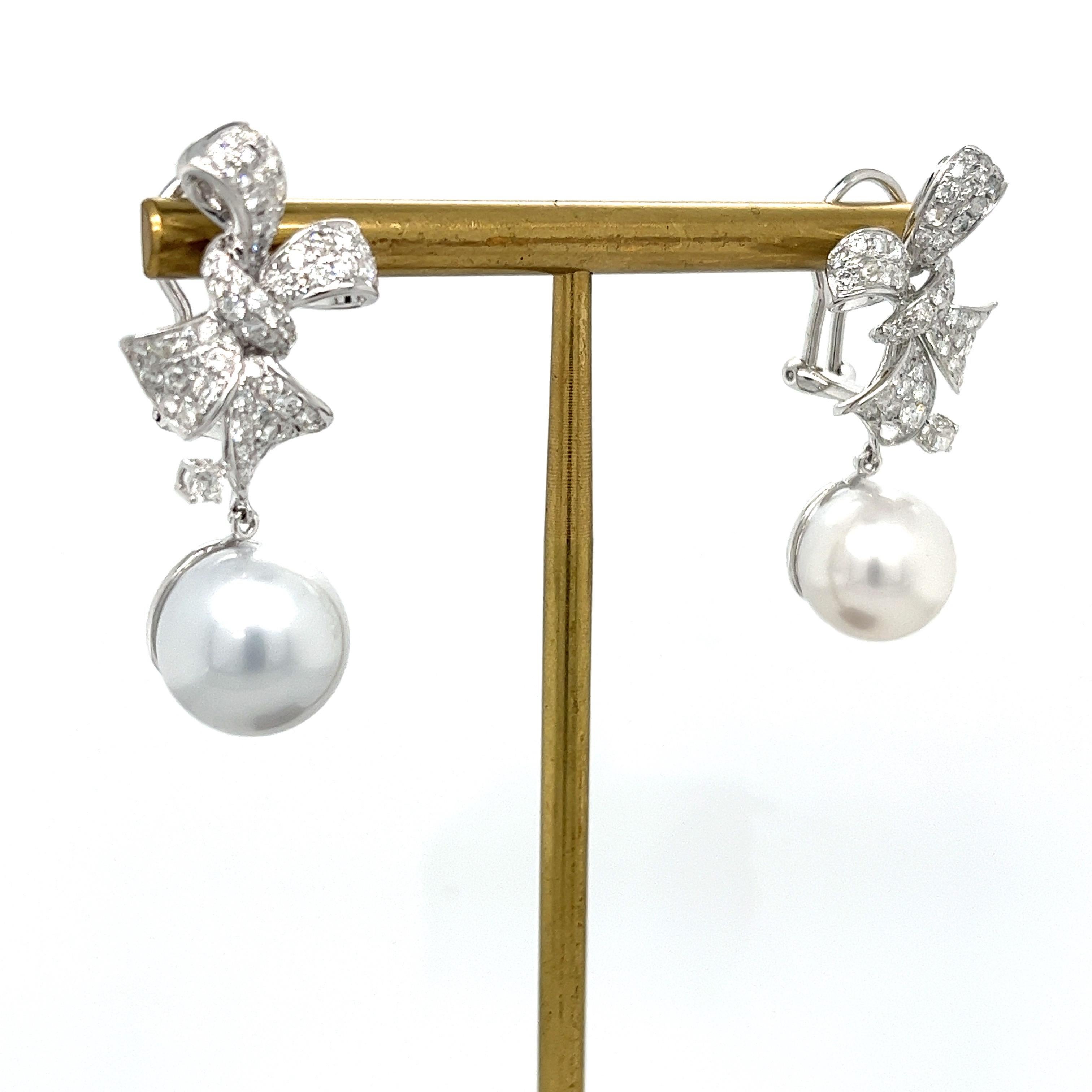 Taglio rotondo Orecchini a goccia di perle in oro bianco 18K con diamanti in vendita