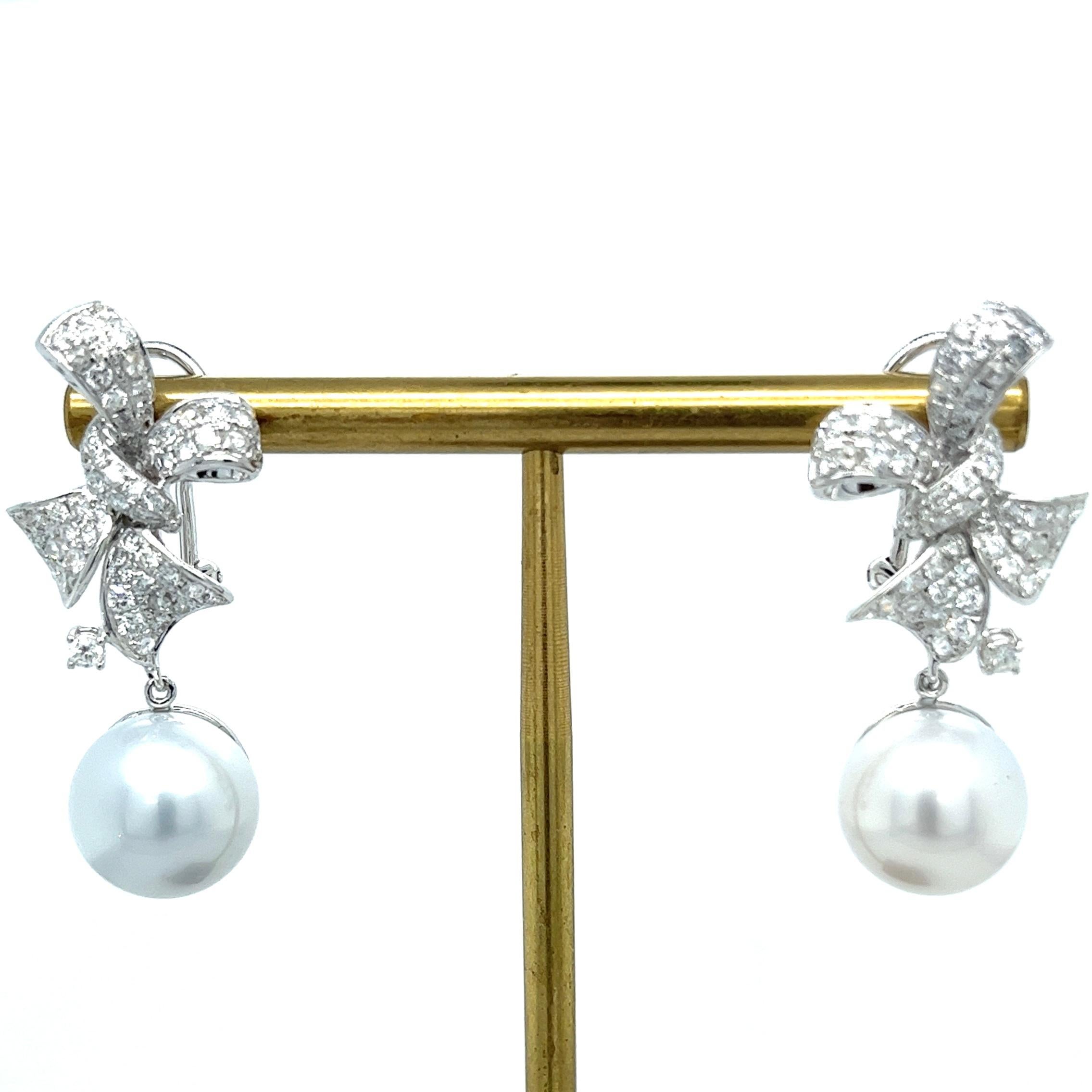 Orecchini a goccia di perle in oro bianco 18K con diamanti In condizioni Nuovo in vendita a Hong Kong, HK