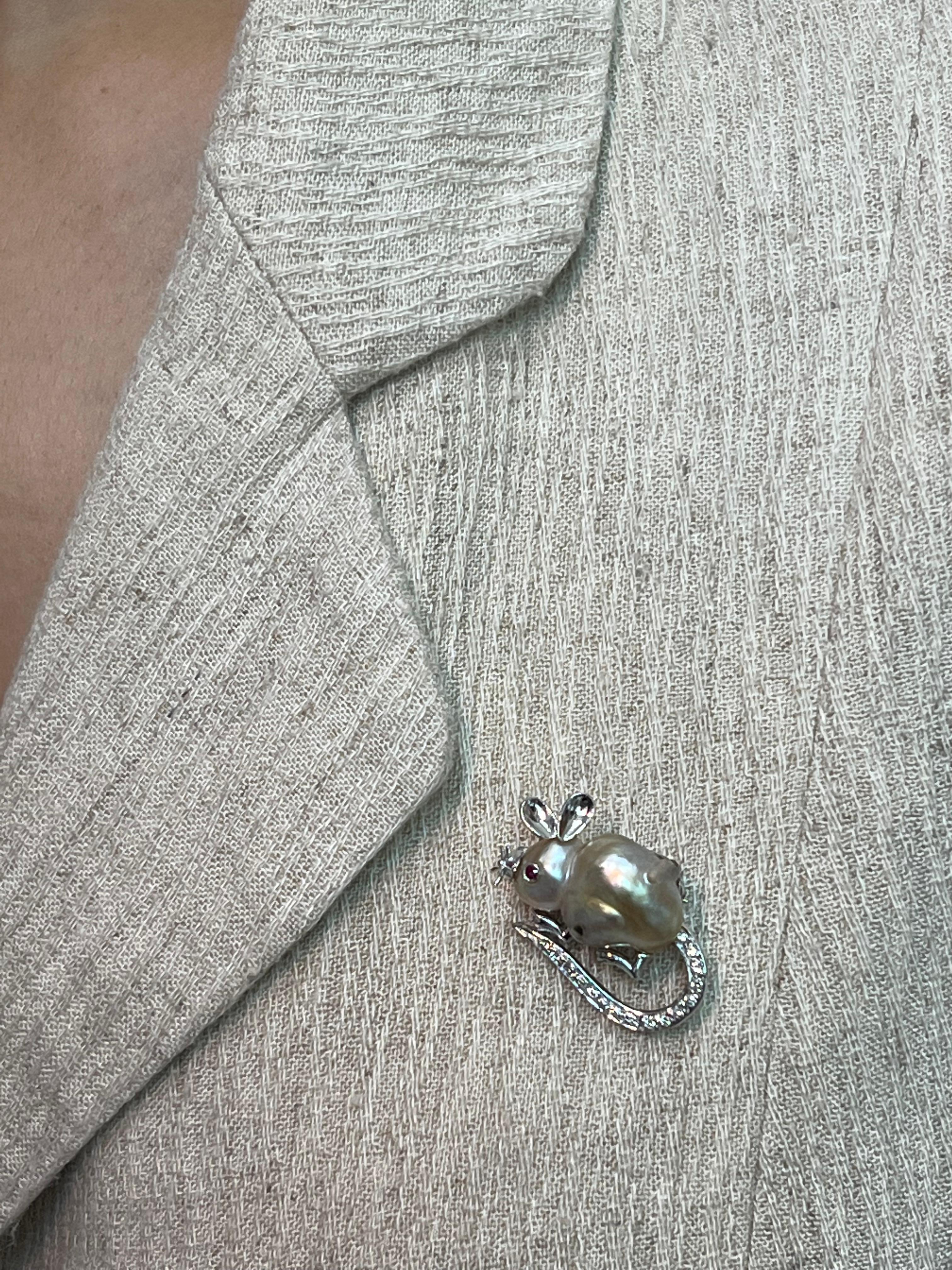 Please check out the HD video. This natural shaped culture pearl realistically resembles a mouse in this brooch. It looks good dressed up or down. The brooch is about 3cm x 1.7cm. This brooch is 18k white gold set with one freshwater pearl, 17 white