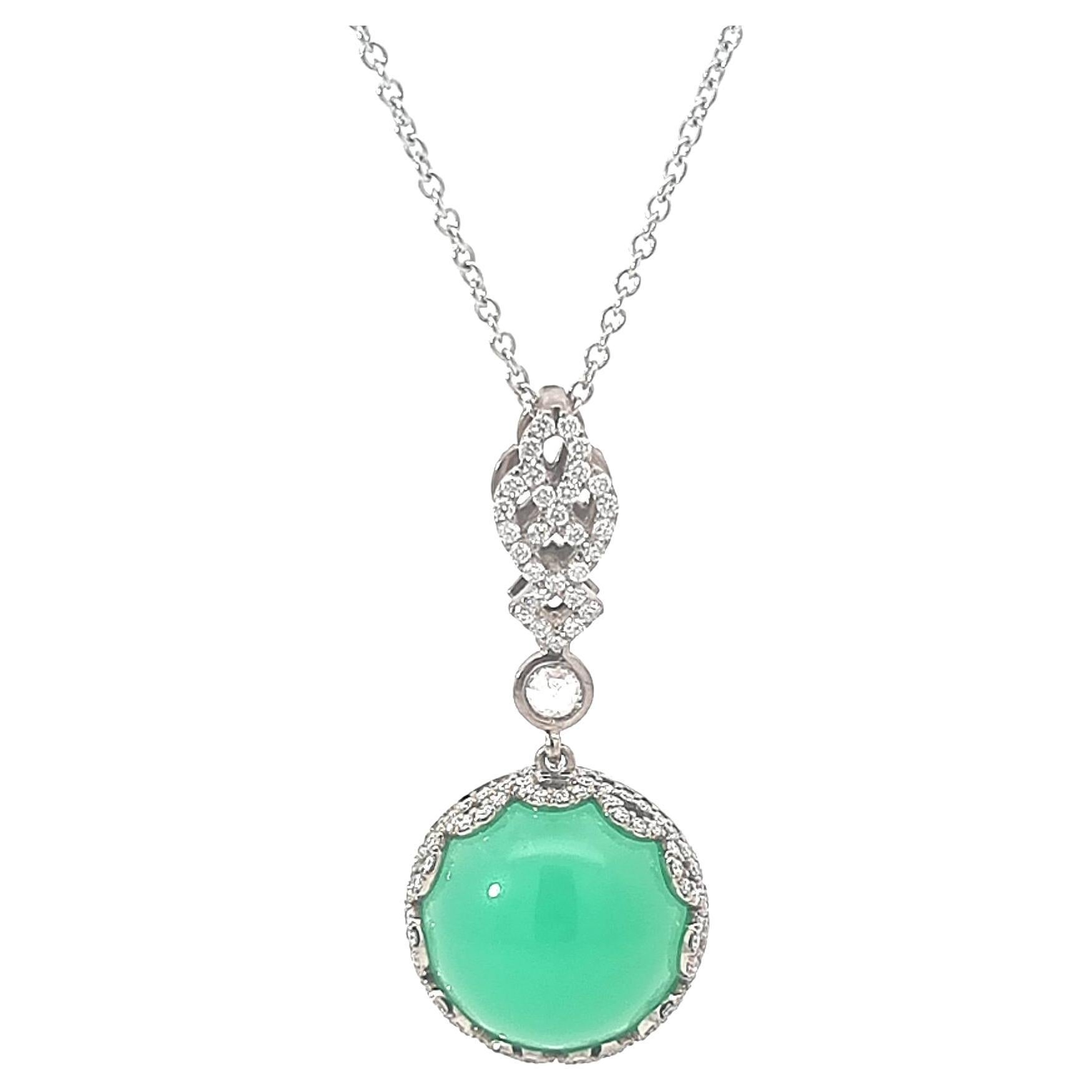 Il ciondolo Dynastie D'Azure della Collection'S Lace di VOTIVE rende omaggio allo stile senza tempo abbracciando l'ingegno contemporaneo. Realizzato in oro bianco 18 carati, ha come punto focale una seducente pietra di crisoprasio, che irradia una