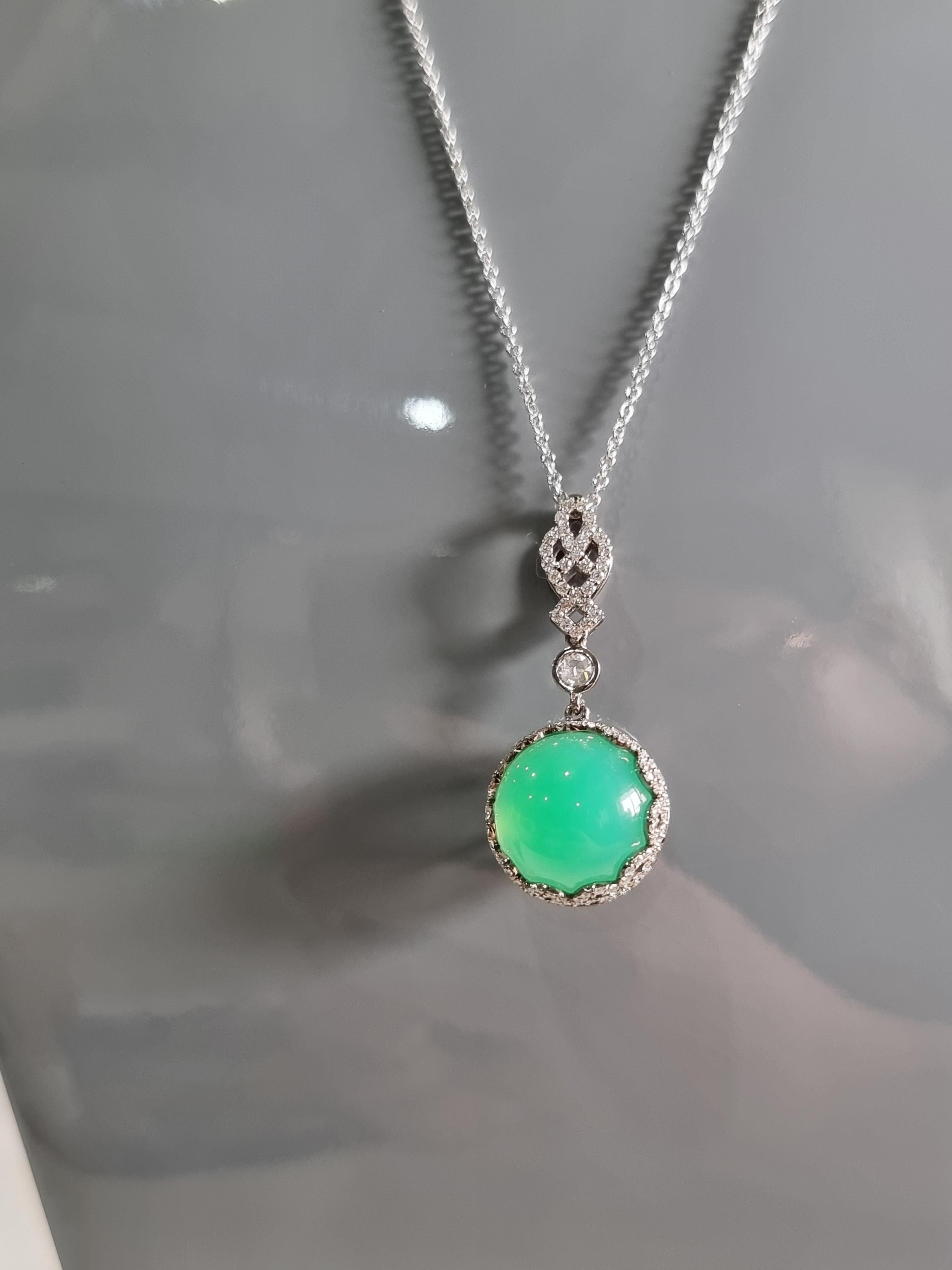 Cabochon Ciondolo in oro bianco 18K con diamanti e crisoprasio cabochon rotondo in vendita