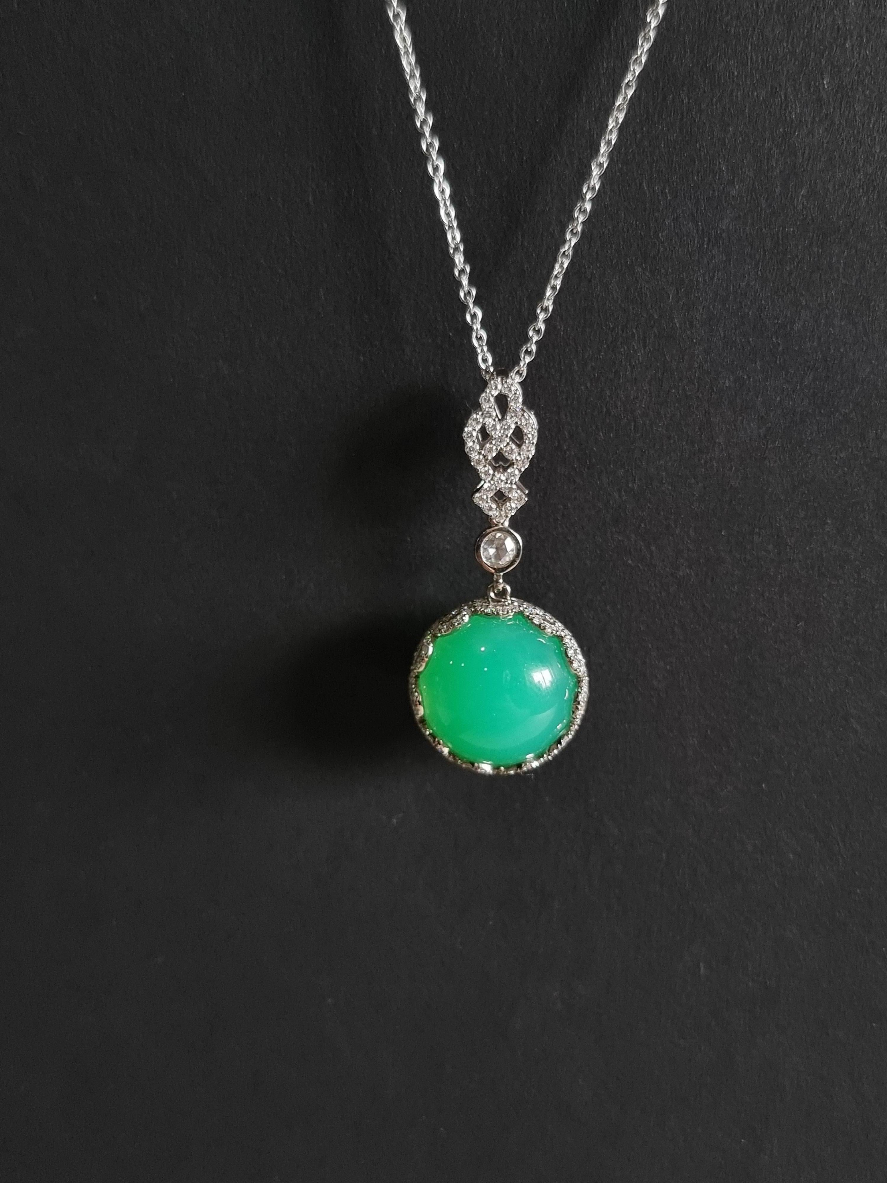 Ciondolo in oro bianco 18K con diamanti e crisoprasio cabochon rotondo In condizioni Nuovo in vendita a ประเวศ, TH
