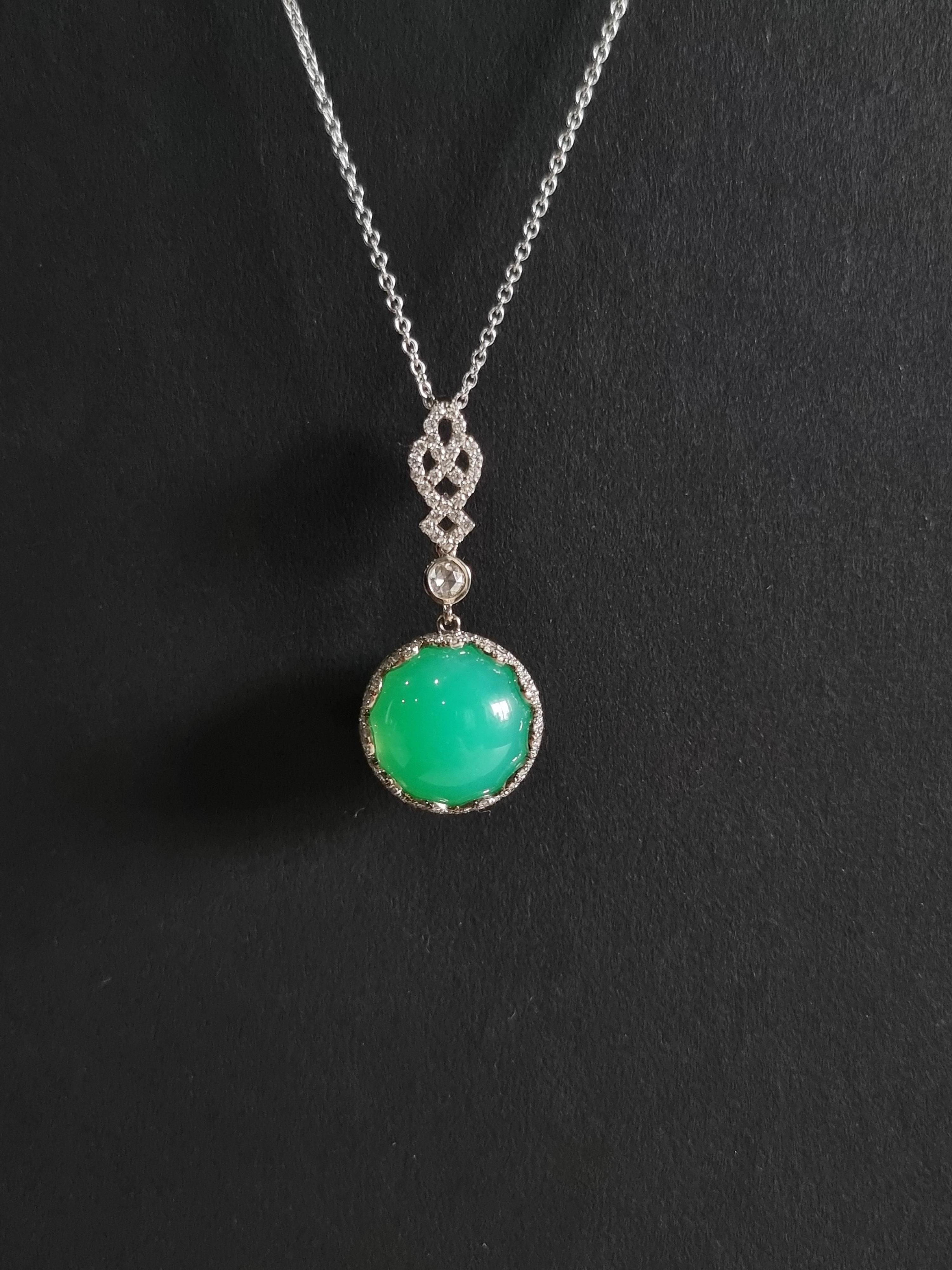 Donna Ciondolo in oro bianco 18K con diamanti e crisoprasio cabochon rotondo in vendita