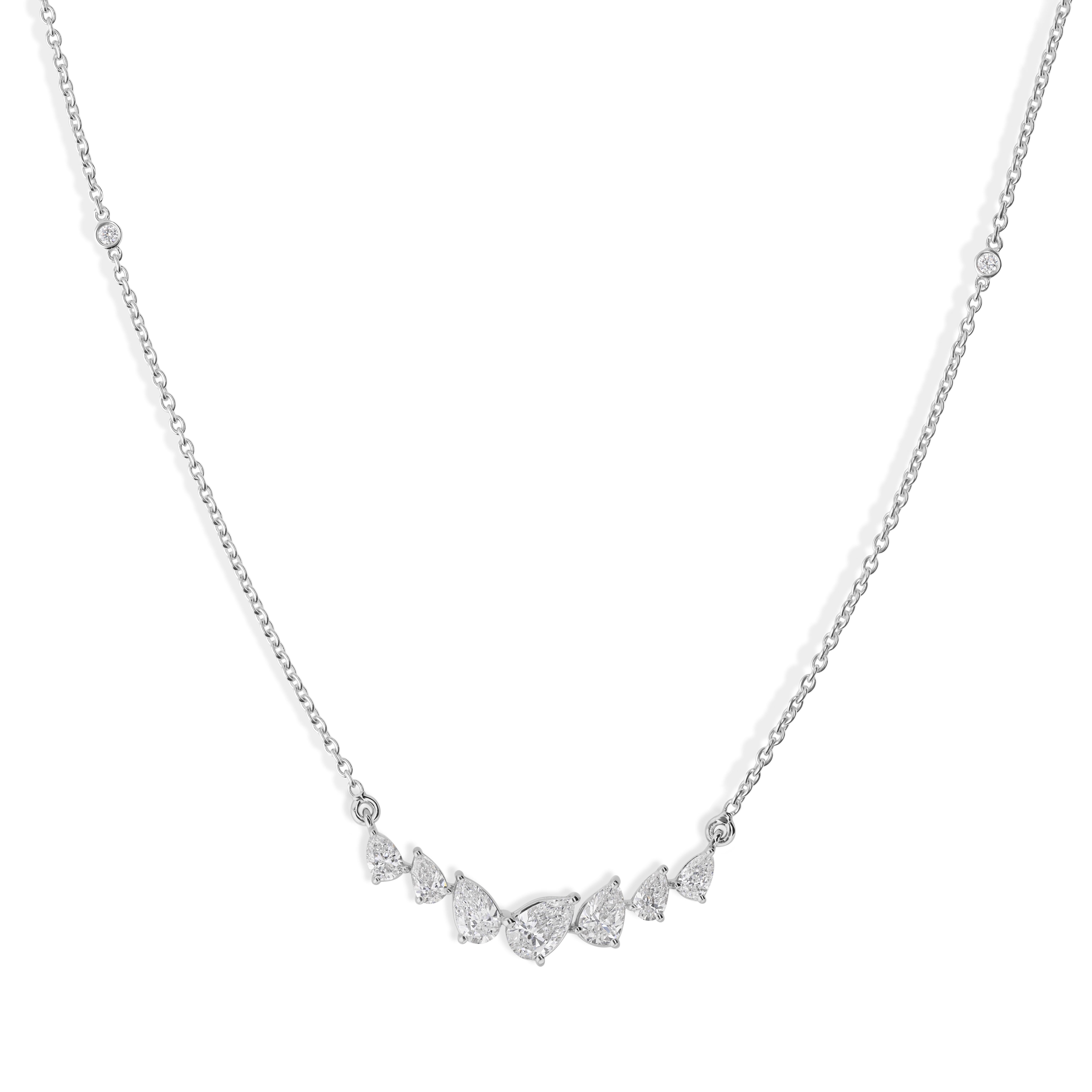 Collier pendentif en or blanc 18k 1.08 Ct Graduated Pear-Shaped Diamonds Neuf - En vente à Diera, Dubai