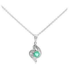 Colgante de oro blanco de 18 quilates con diamantes y centro de esmeralda