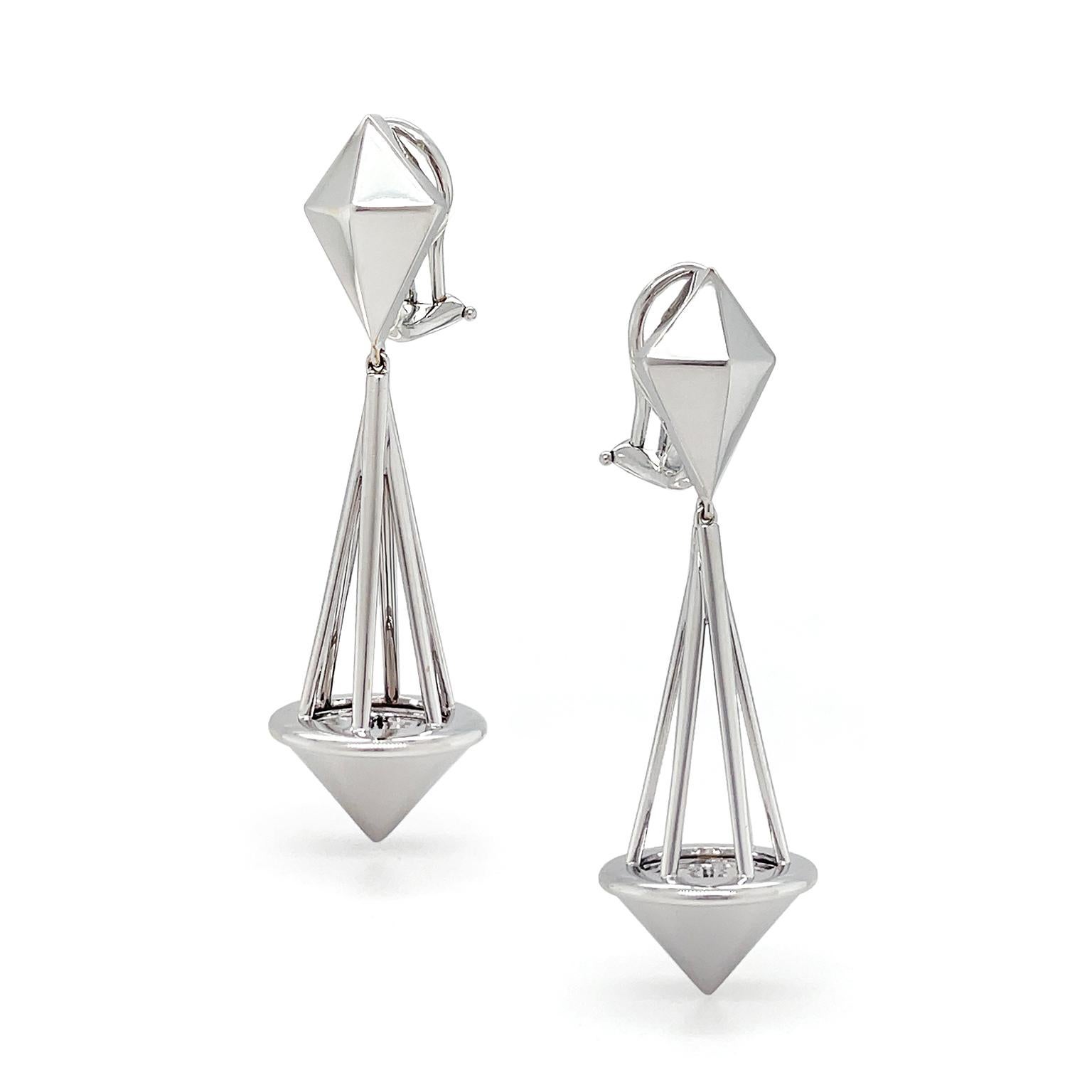 18K White Gold Pendulum Pyramid Drop Earrings In New Condition For Sale In New York, NY