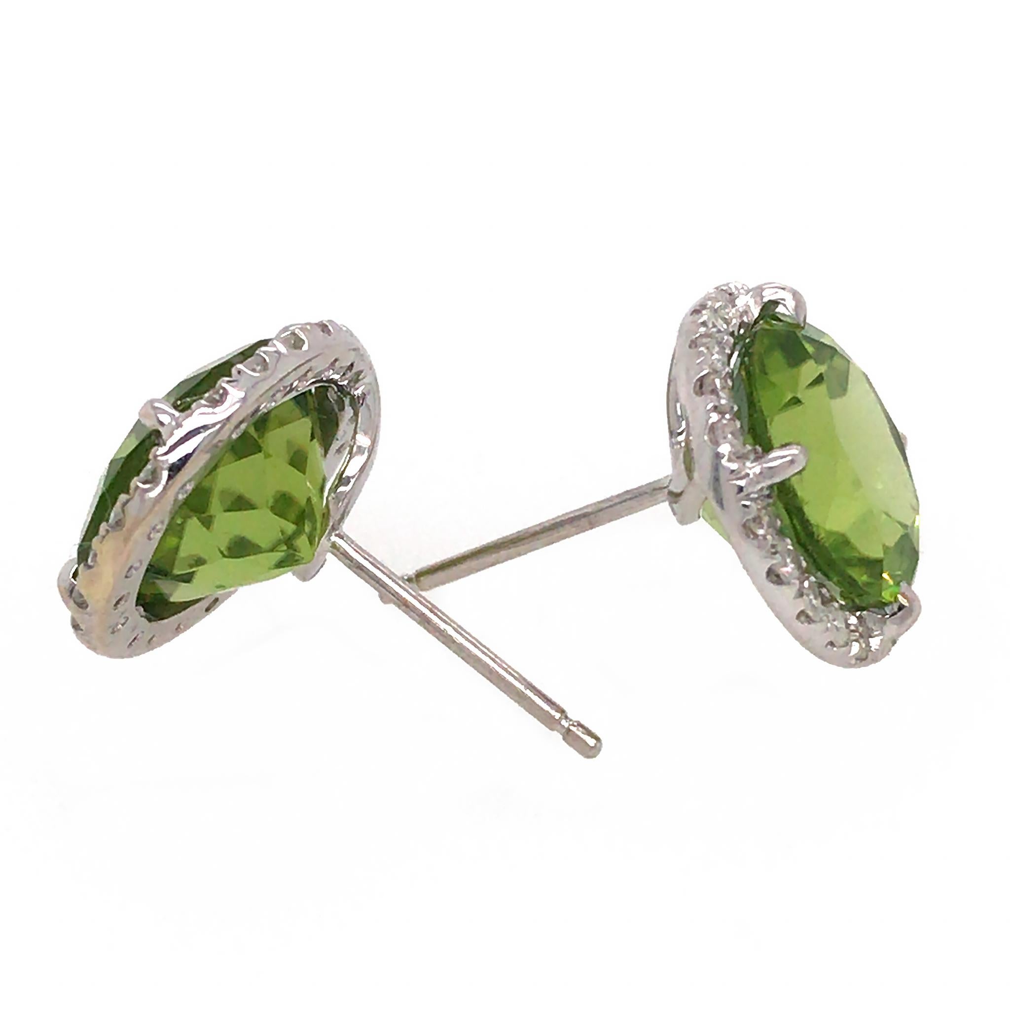 18k White Gold Peridot and Diamond Button Stud Earrings In Excellent Condition In New York, NY